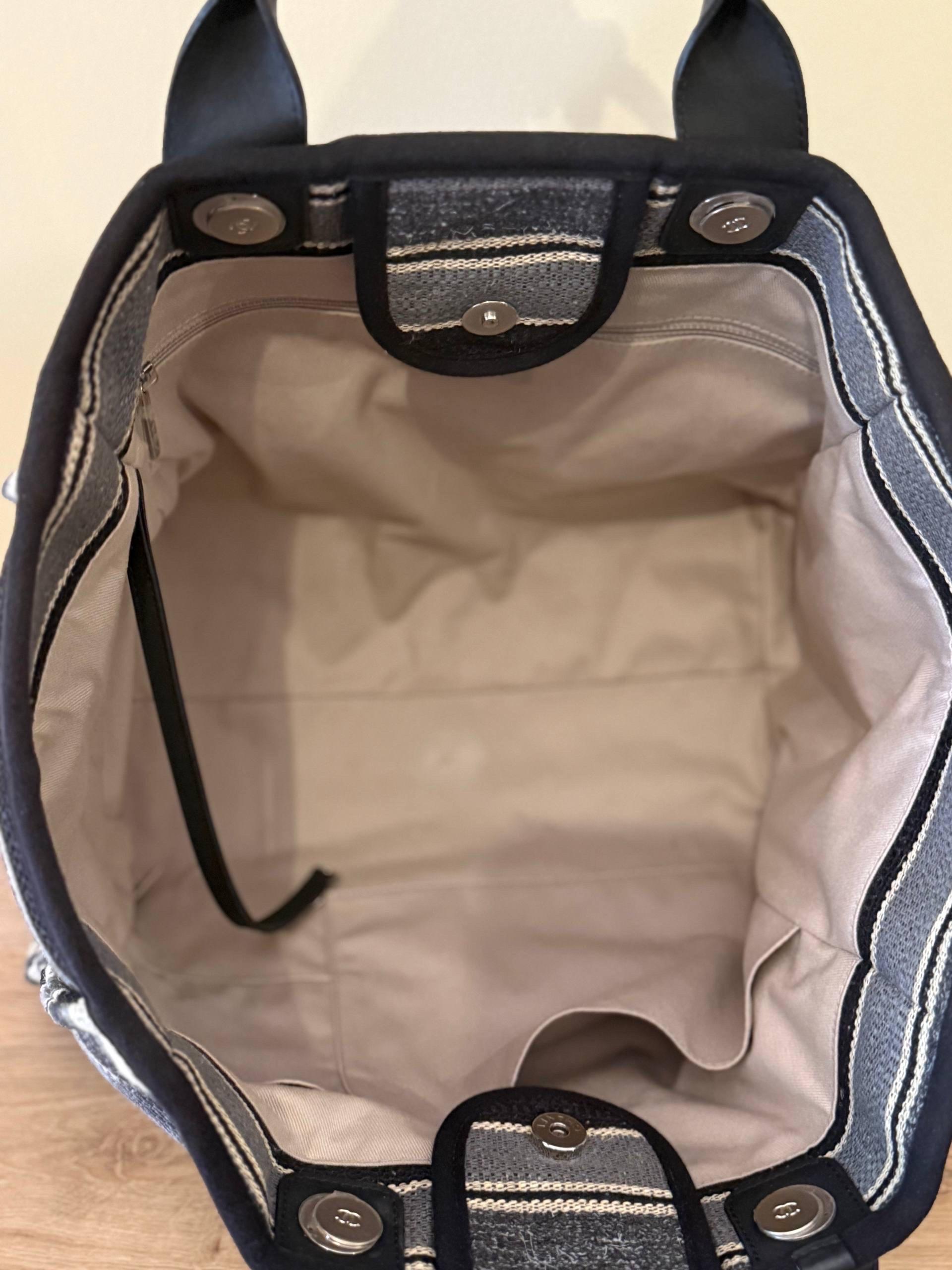 Questa autentica borsa Chanel Deauville è in ottime condizioni e pronta all'uso. È un accessorio elegante e pratico per ogni donna attenta alla moda. 

C'è una piccola macchia sulla fodera, ma questo non pregiudica la bellezza e la funzionalità