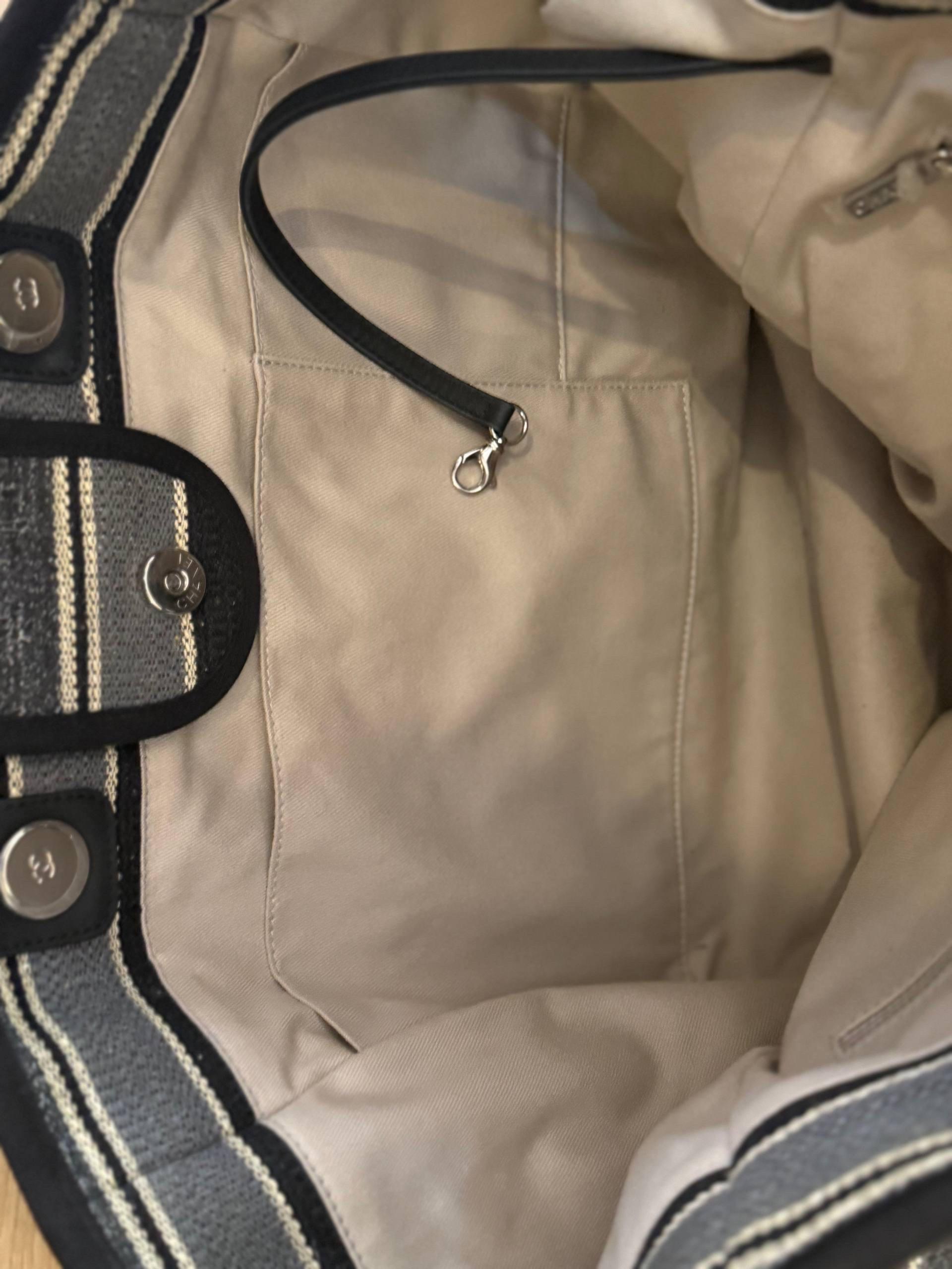 Nero Borsa Chanel Deauville in tessuto a righe grande in vendita