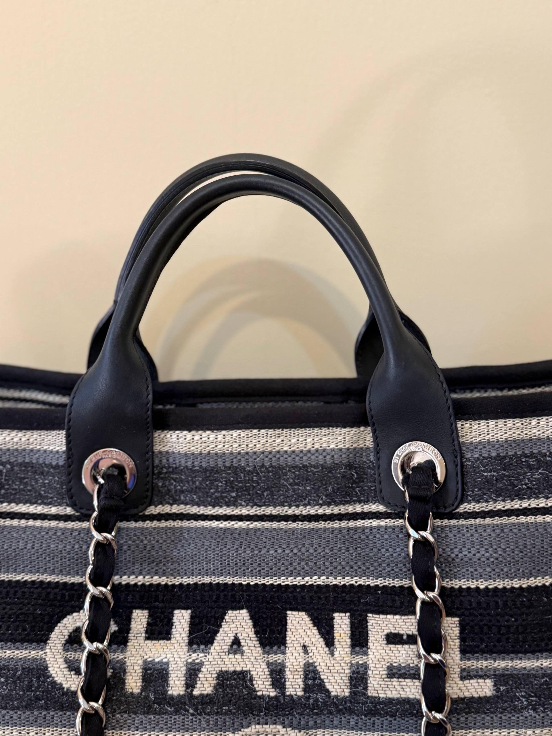 Donna Borsa Chanel Deauville in tessuto a righe grande in vendita