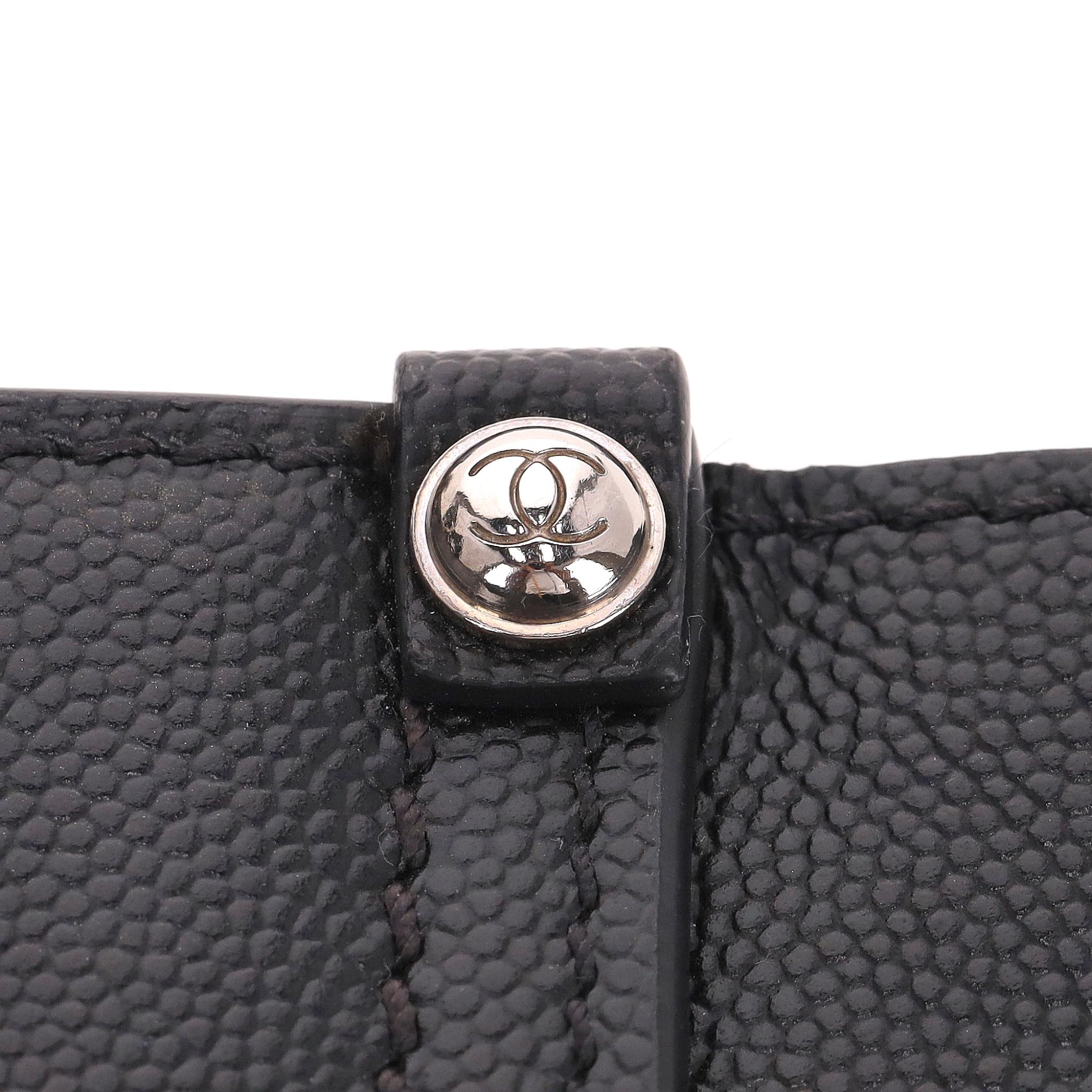 Chanel - Deauville - Grand sac fourre-tout en cuir caviar clouté avec logo en vente 5