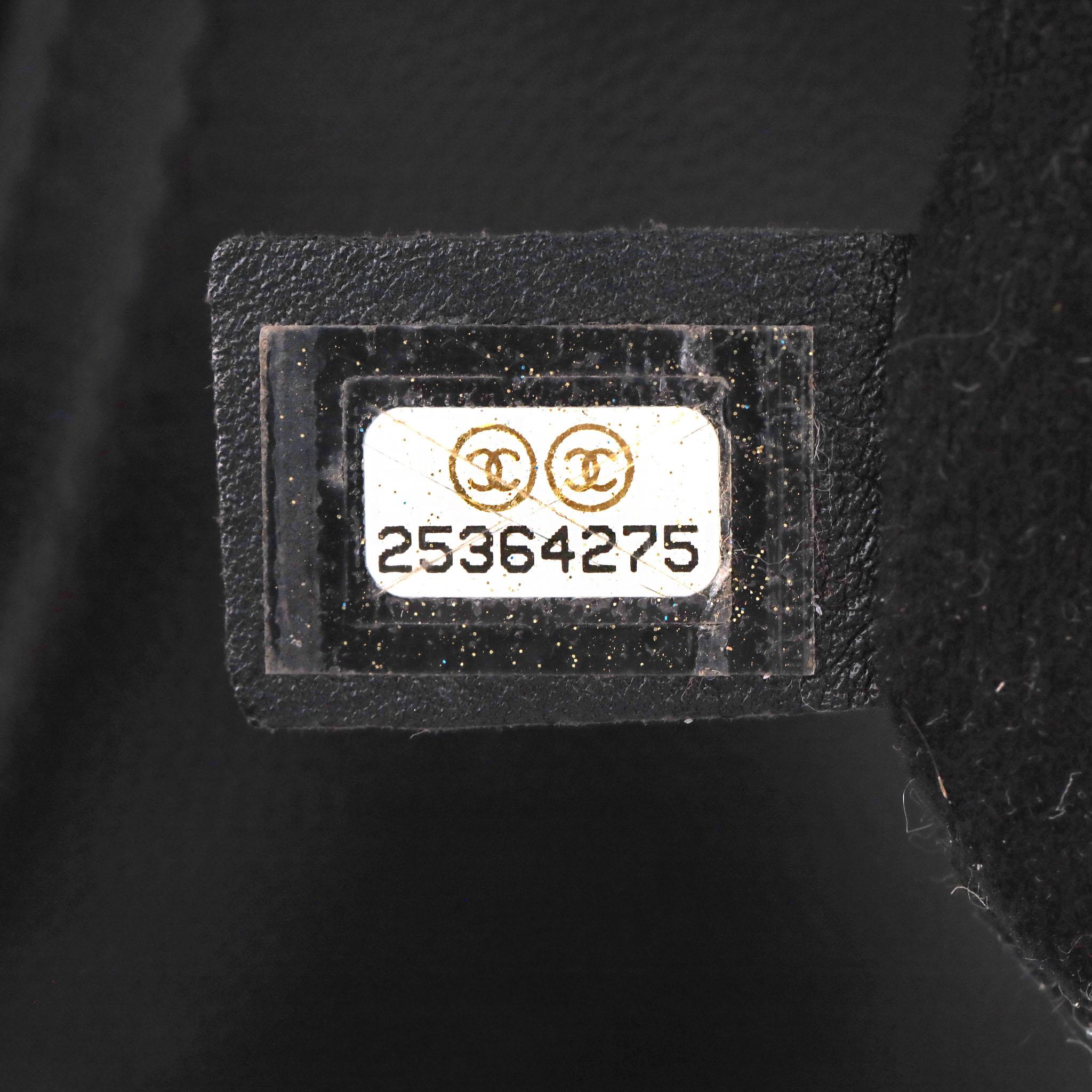 Chanel - Deauville - Grand sac fourre-tout en cuir caviar clouté avec logo en vente 6