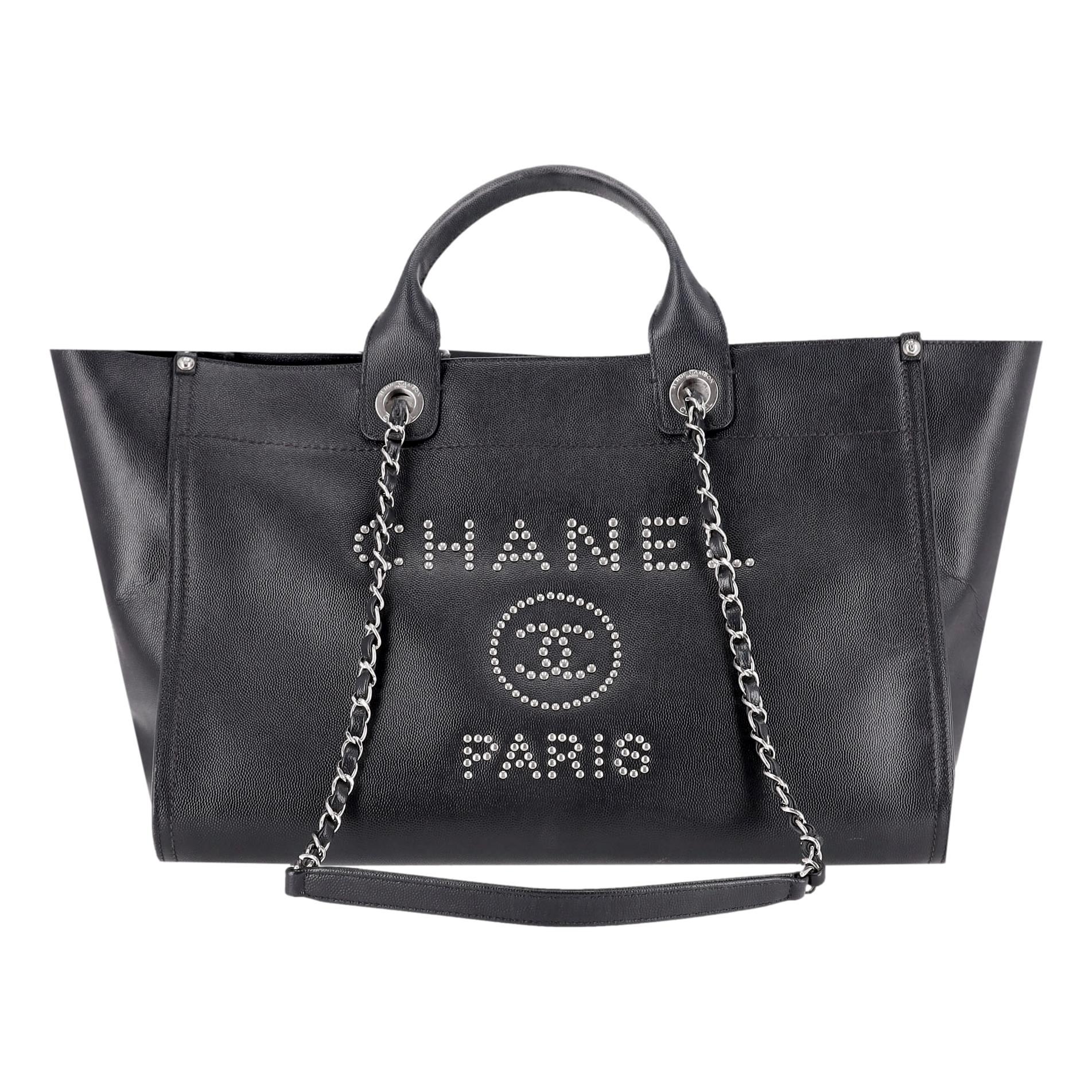 We Adore - Chanel Deauville Studded Caviar Leather Logo Large Tote Bag

Sac fourre-tout en cuir caviar noir, orné du logo 