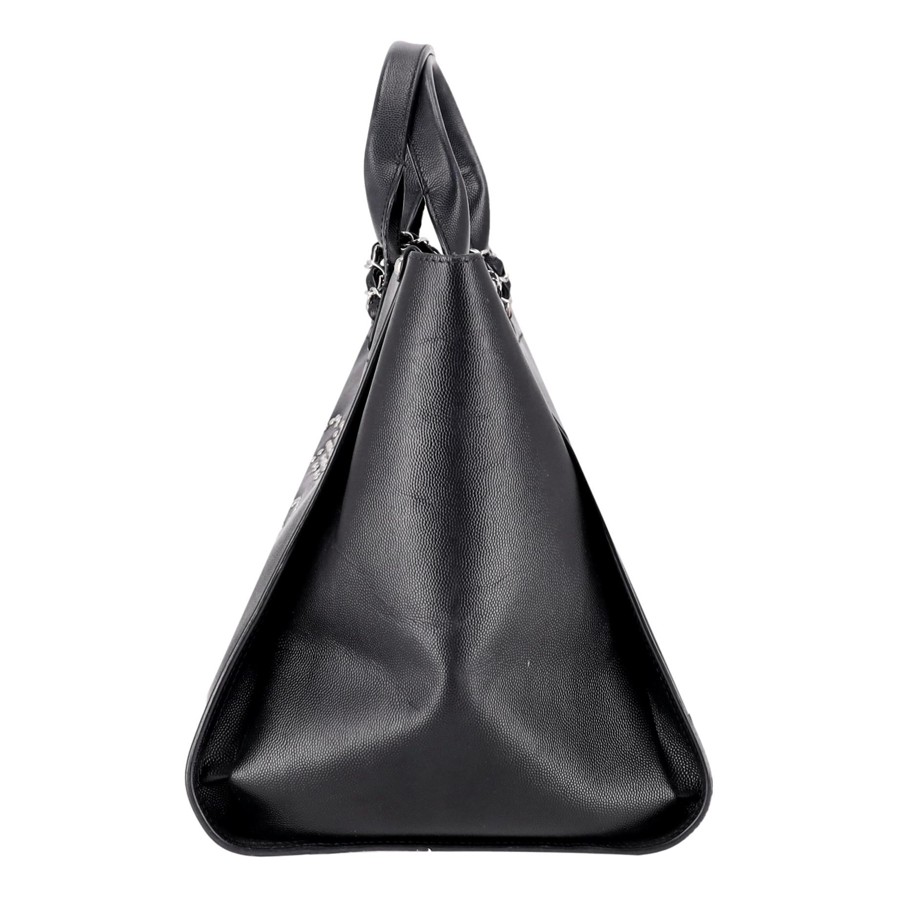 Noir Chanel - Deauville - Grand sac fourre-tout en cuir caviar clouté avec logo en vente
