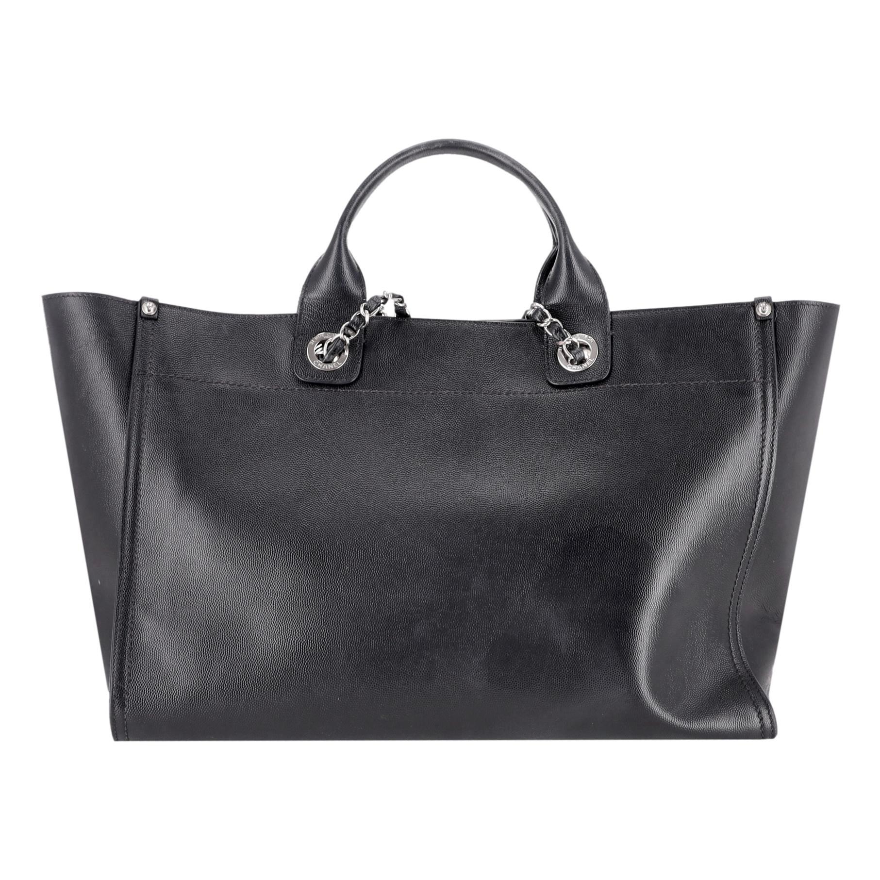 Chanel - Deauville - Grand sac fourre-tout en cuir caviar clouté avec logo Excellent état - En vente à London, GB