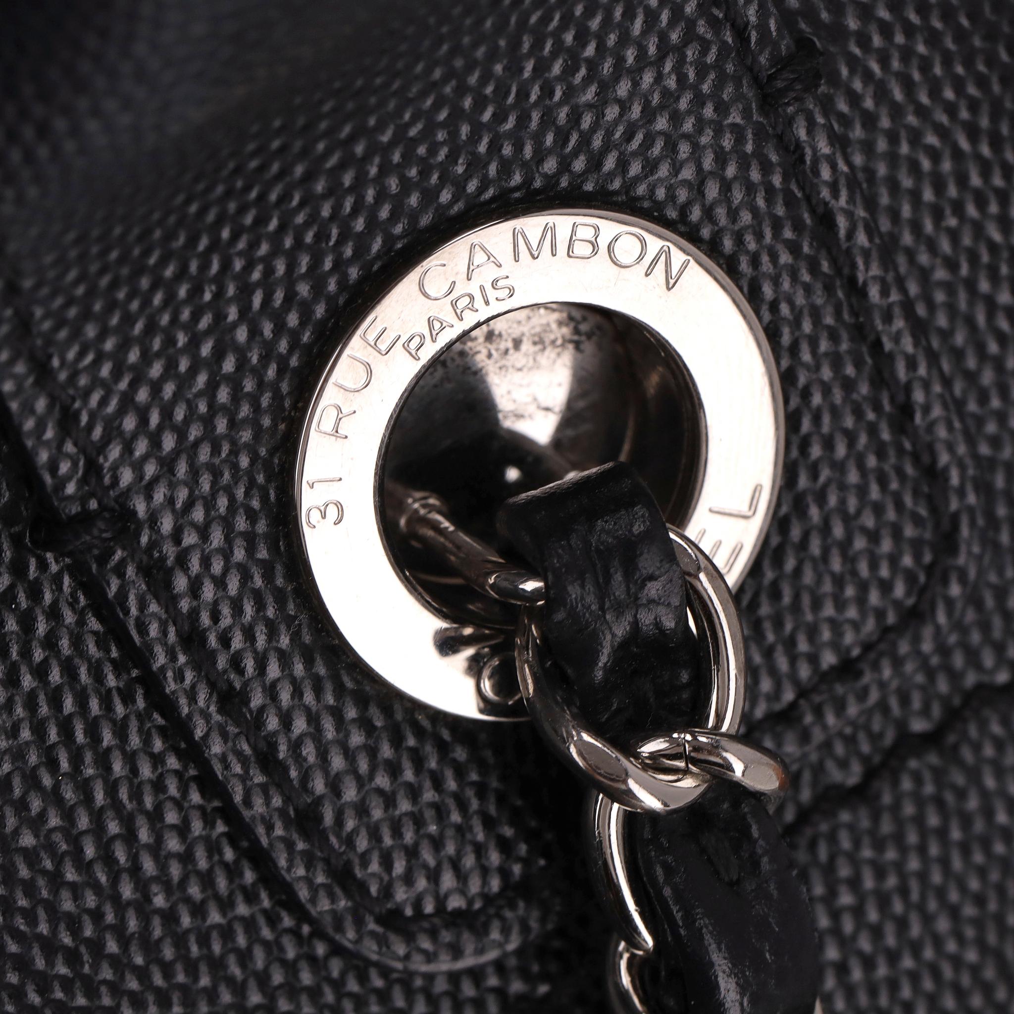 Chanel - Deauville - Grand sac fourre-tout en cuir caviar clouté avec logo en vente 3