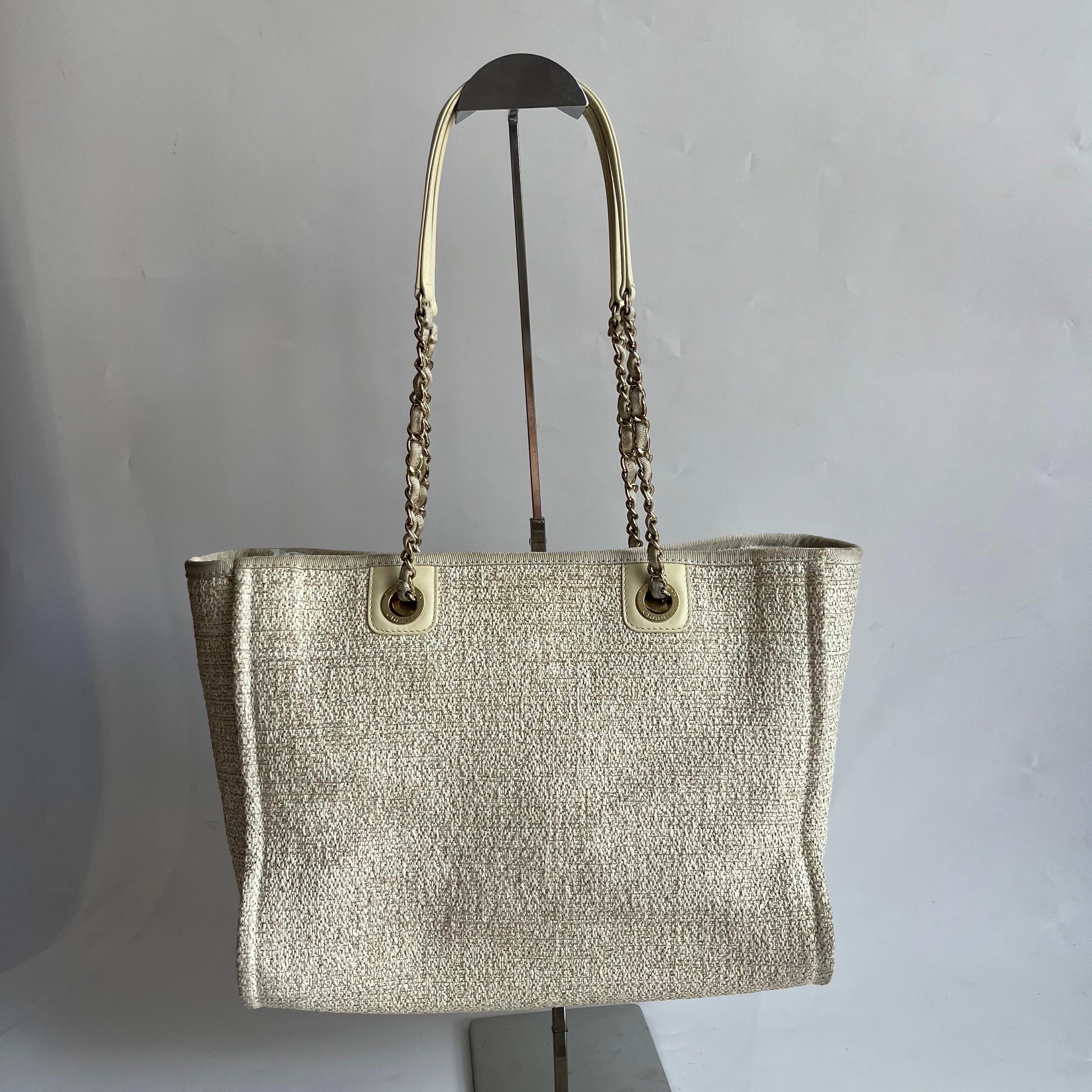 Le sac fourre-tout Chanel Deauville est un accessoire élégant pour un usage quotidien. Fabriqué en denim durable, ce fourre-tout est parfait pour être porté toute la saison. Malgré des signes d'utilisation, ce sac est en très bon état. Affichez