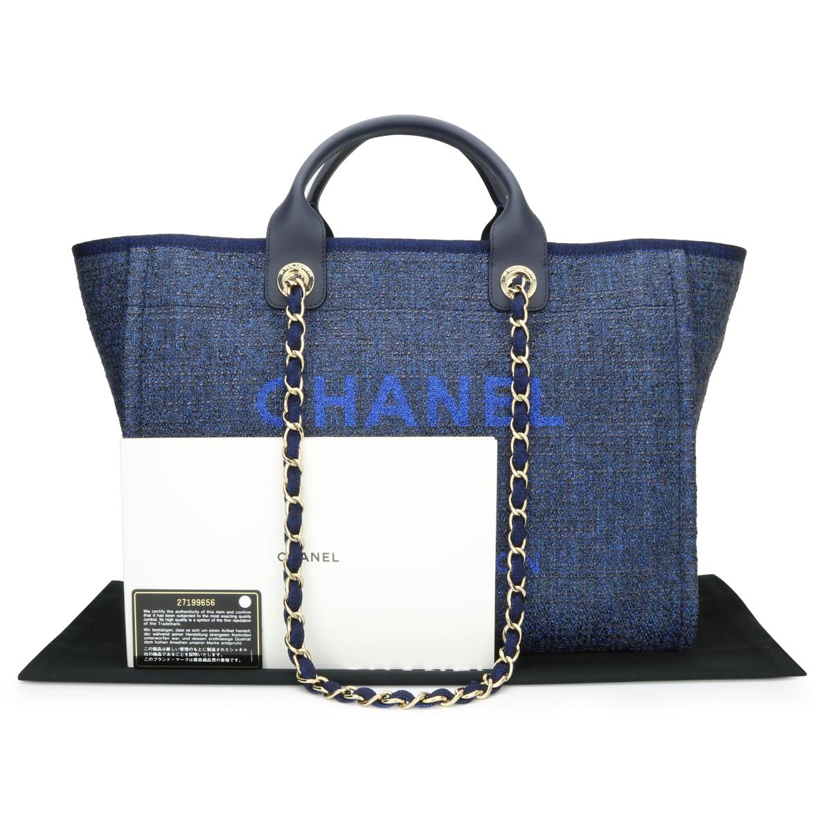 CHANEL Deauville Tote Large Navy Canvas with Light Gold Hardware 2018.

This bag is in a pristine condition. A stunning lightweight bag which can be used both as a daily bag or holiday bag.

Exterior Condition: Pristine condition, corners show no