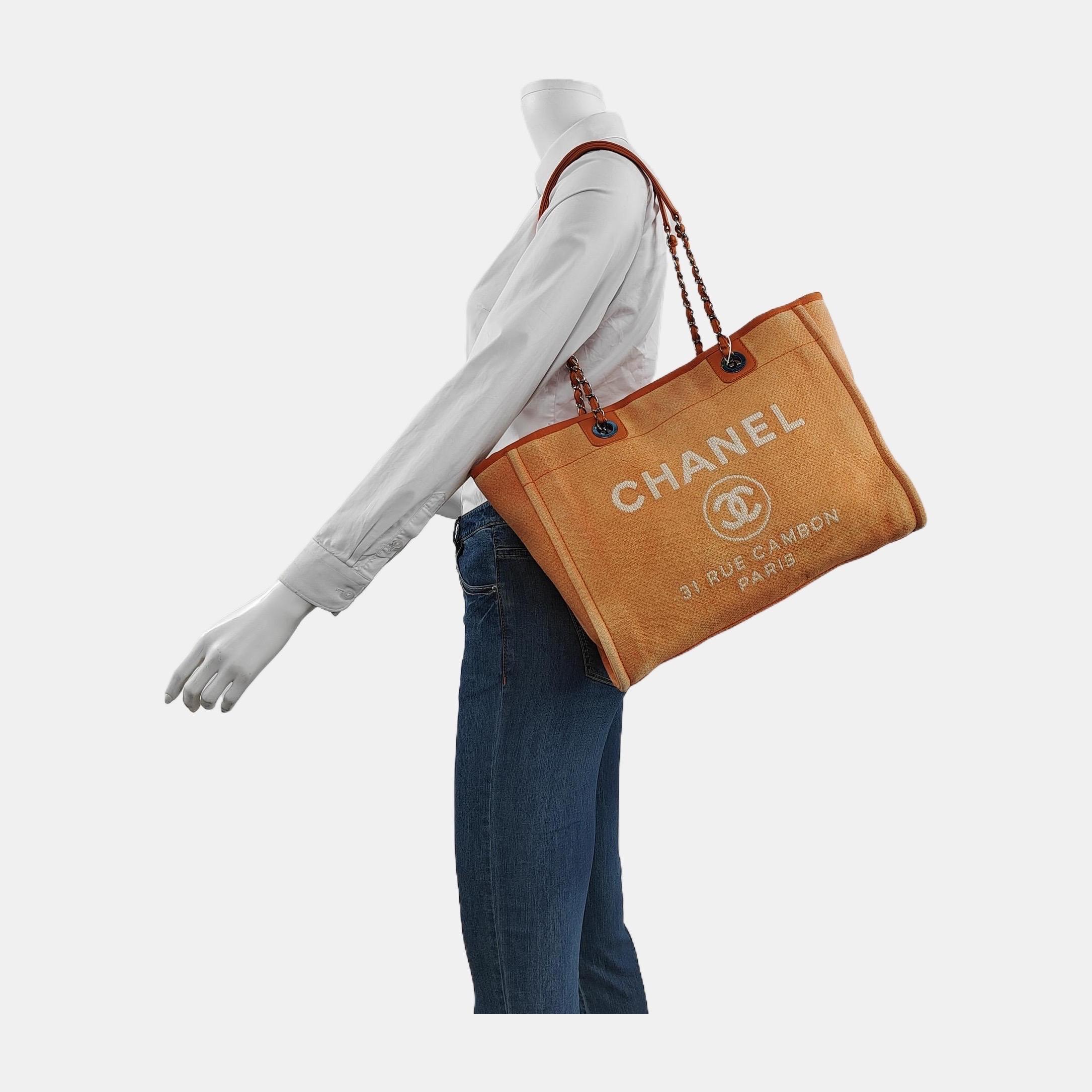 Le sac fourre-tout Chanel Deauville est un accessoire élégant pour un usage quotidien. Fabriqué en denim durable, ce fourre-tout est parfait pour être porté toute la saison. Malgré des signes d'utilisation, ce sac est en très bon état. Affichez