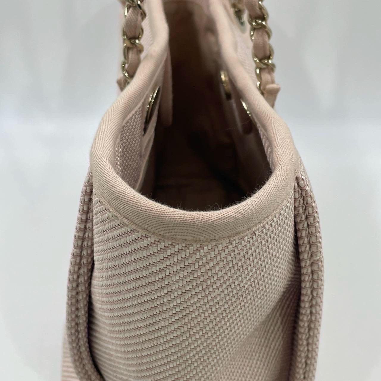 Chanel Deauville Fourre-tout rose clair en cuir avec sangle en chaîne, petit modèle 34 cm en vente 8