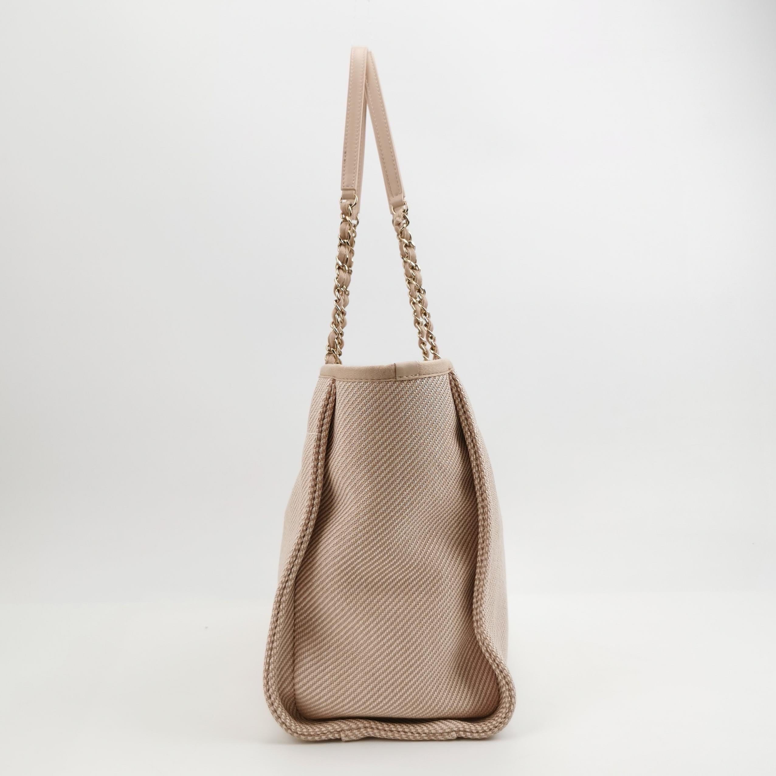 Chanel Deauville Tote Tela Rosa Claro Piel Correa Cadena Pequeño 34cm en Bueno estado para la venta en AUBERVILLIERS, FR