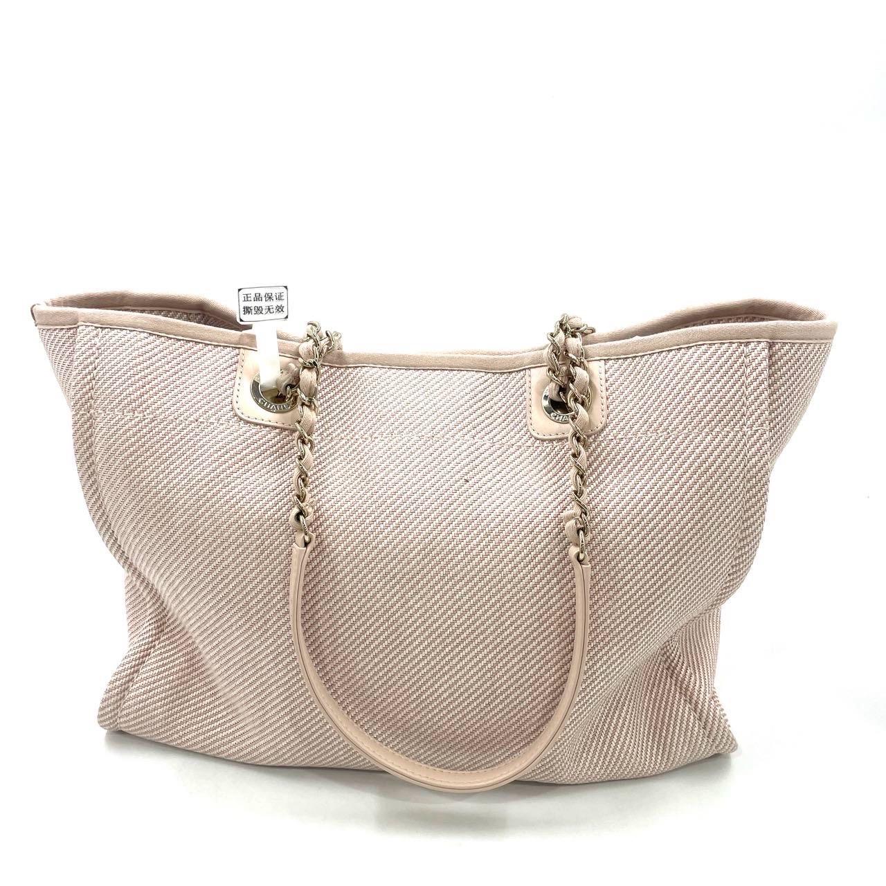 Chanel Deauville Fourre-tout rose clair en cuir avec sangle en chaîne, petit modèle 34 cm en vente 1