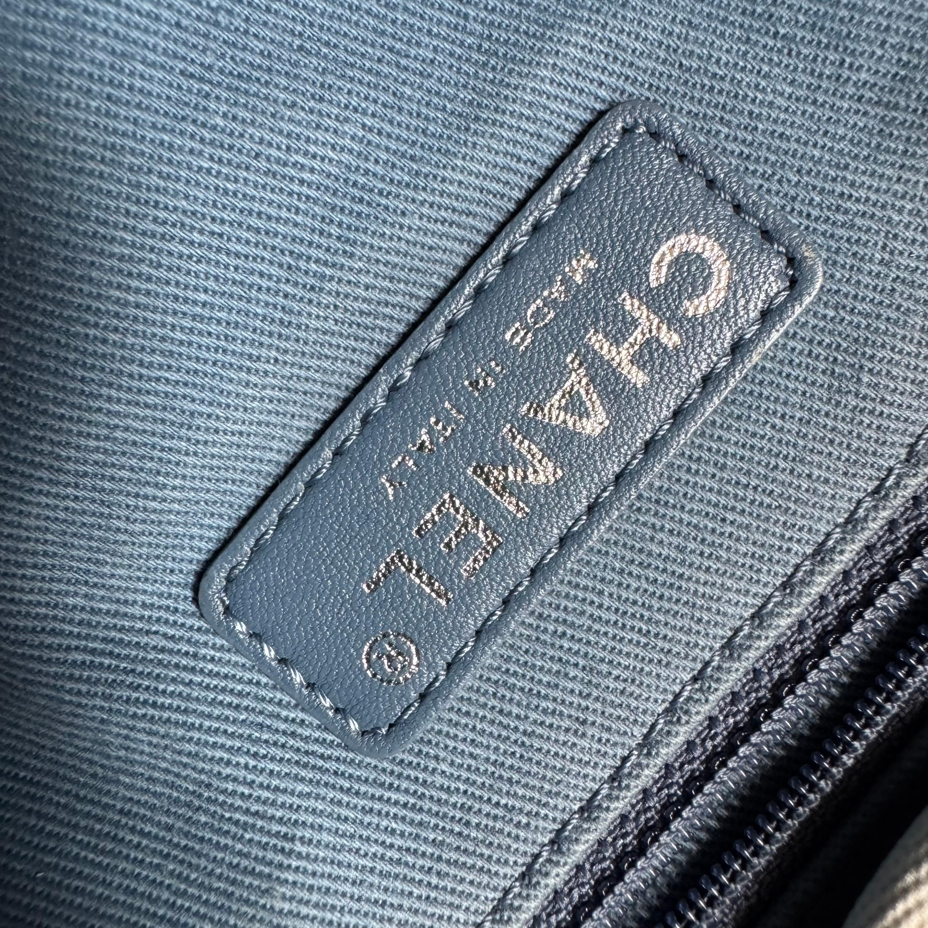 Chanel Deauville Tote Medium Azul claro Gris Denim Top Handle 2013-2014 en venta 8