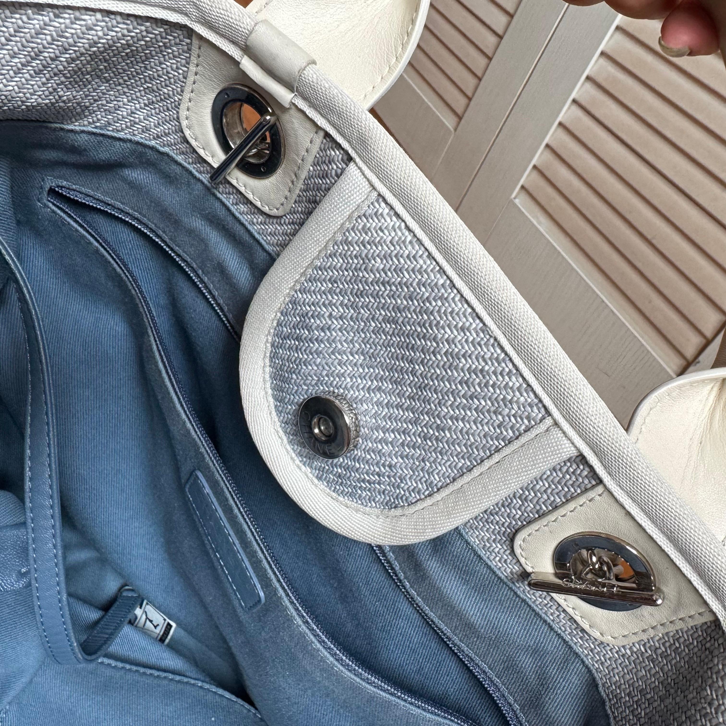 Chanel Deauville Tote Medium Azul claro Gris Denim Top Handle 2013-2014 en venta 11