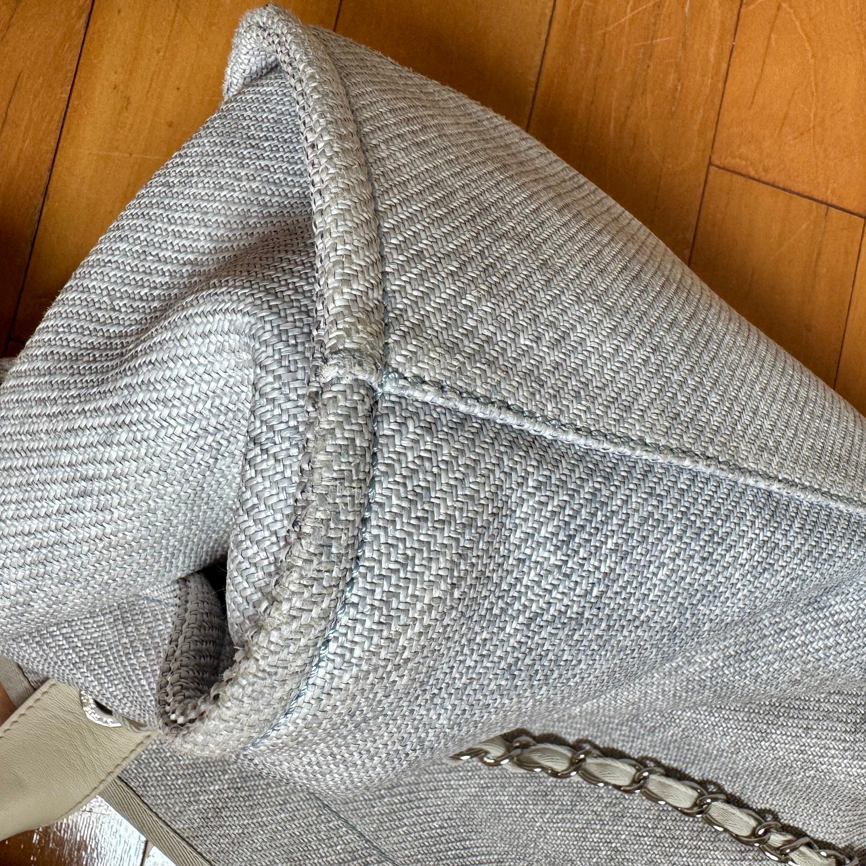 Chanel Deauville Tote Medium Azul claro Gris Denim Top Handle 2013-2014 en venta 12