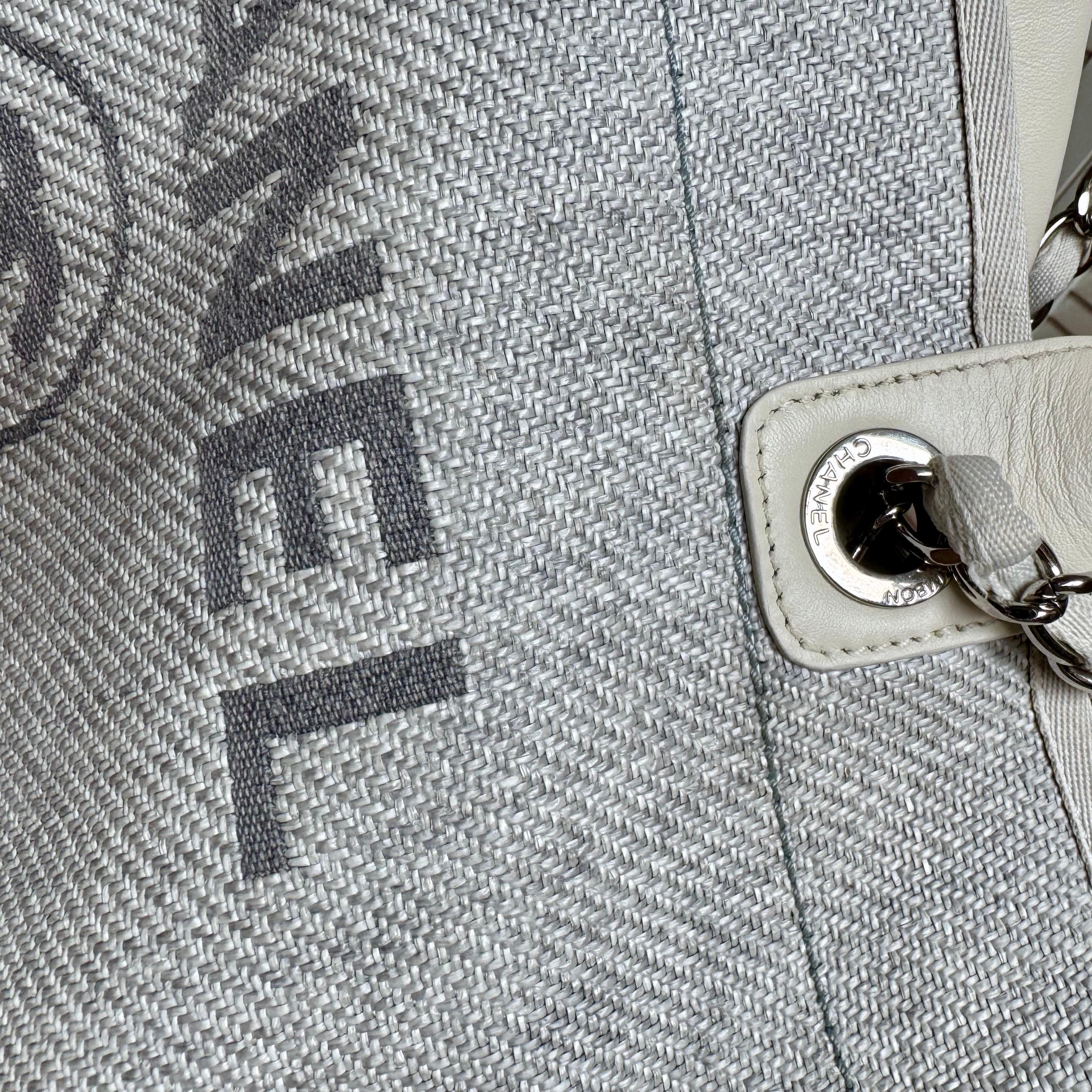 Chanel Deauville Tote Medium Azul claro Gris Denim Top Handle 2013-2014 en venta 15
