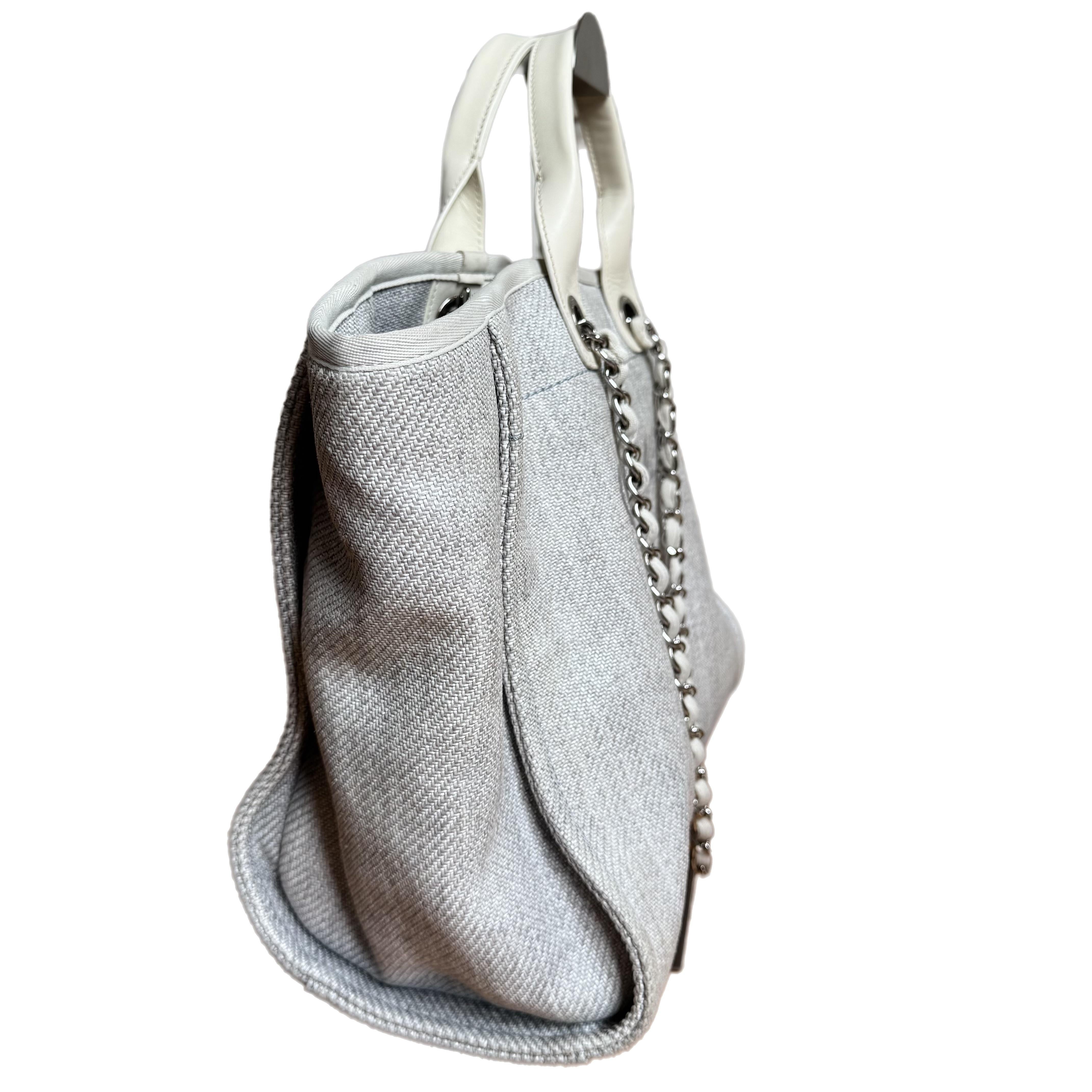 El Tote Chanel Deauville, que toma su nombre de la estación balnearia francesa, es un accesorio imprescindible para el verano, ya que combina elegancia y funcionalidad. Fabricada con un ligero material de aspecto vaquero, es perfecta para llevarla