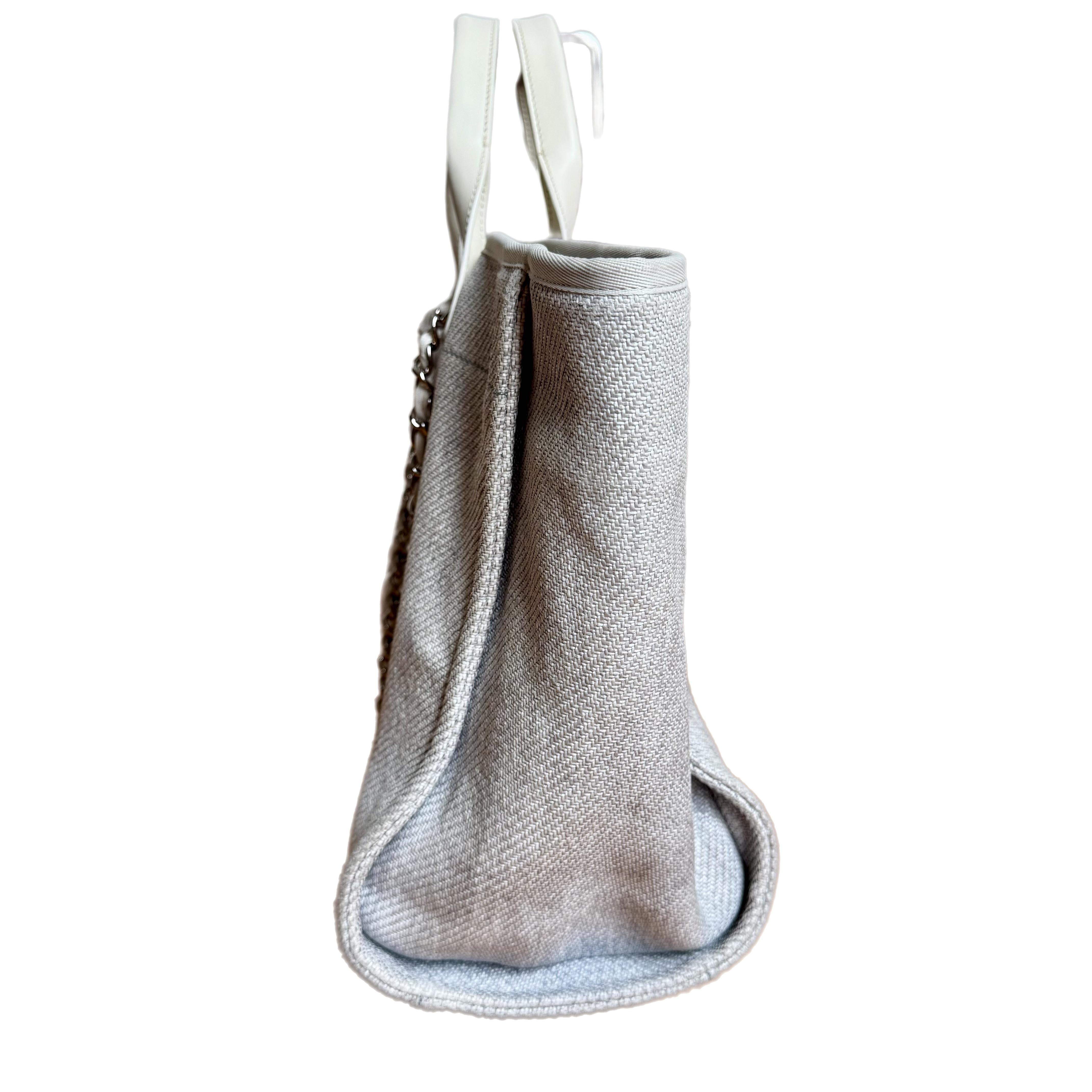 Chanel Deauville Tote Medium Azul claro Gris Denim Top Handle 2013-2014 en Bueno estado para la venta en AUBERVILLIERS, FR
