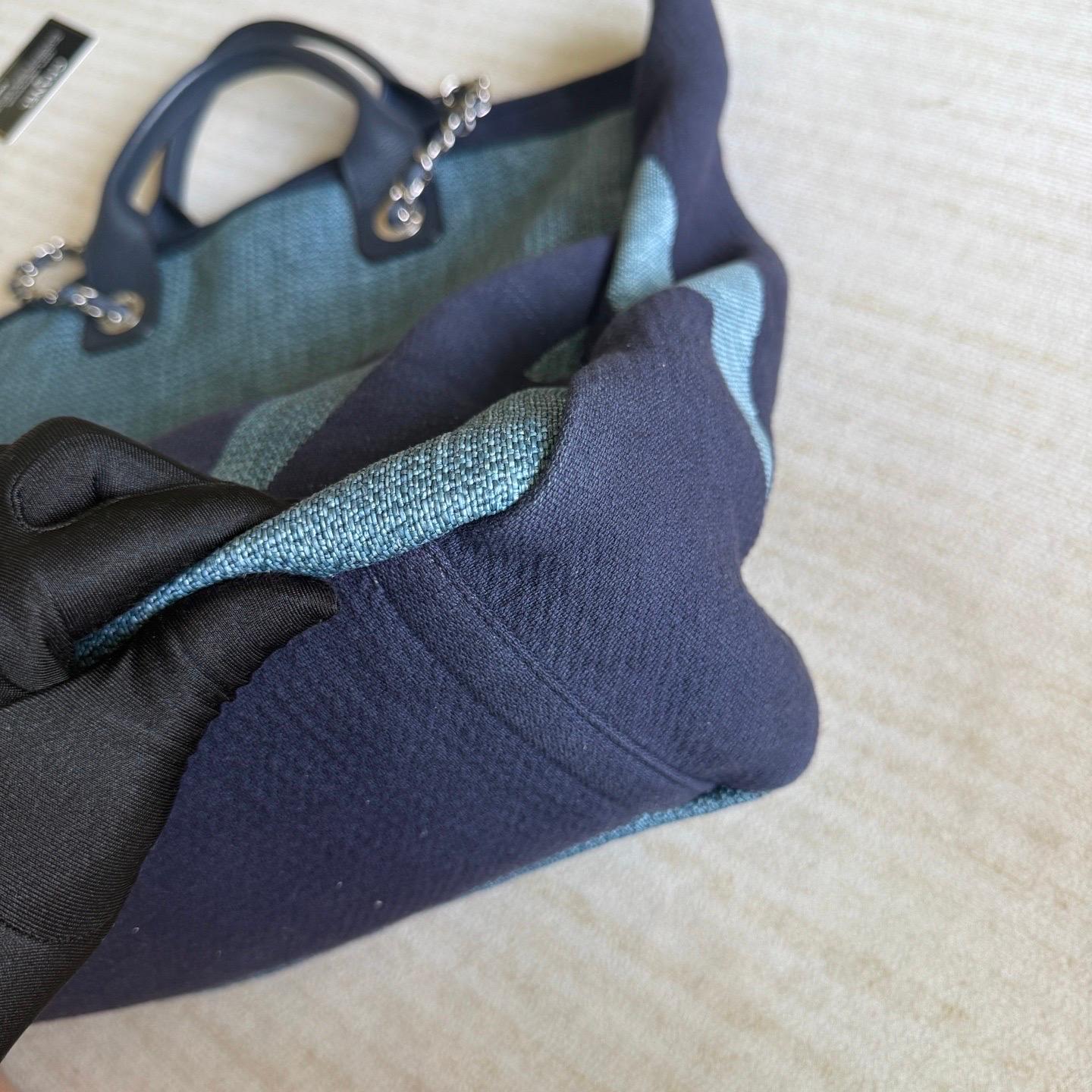 Chanel Deauville Tote Medium Navy Denim Top Handle en vente 5