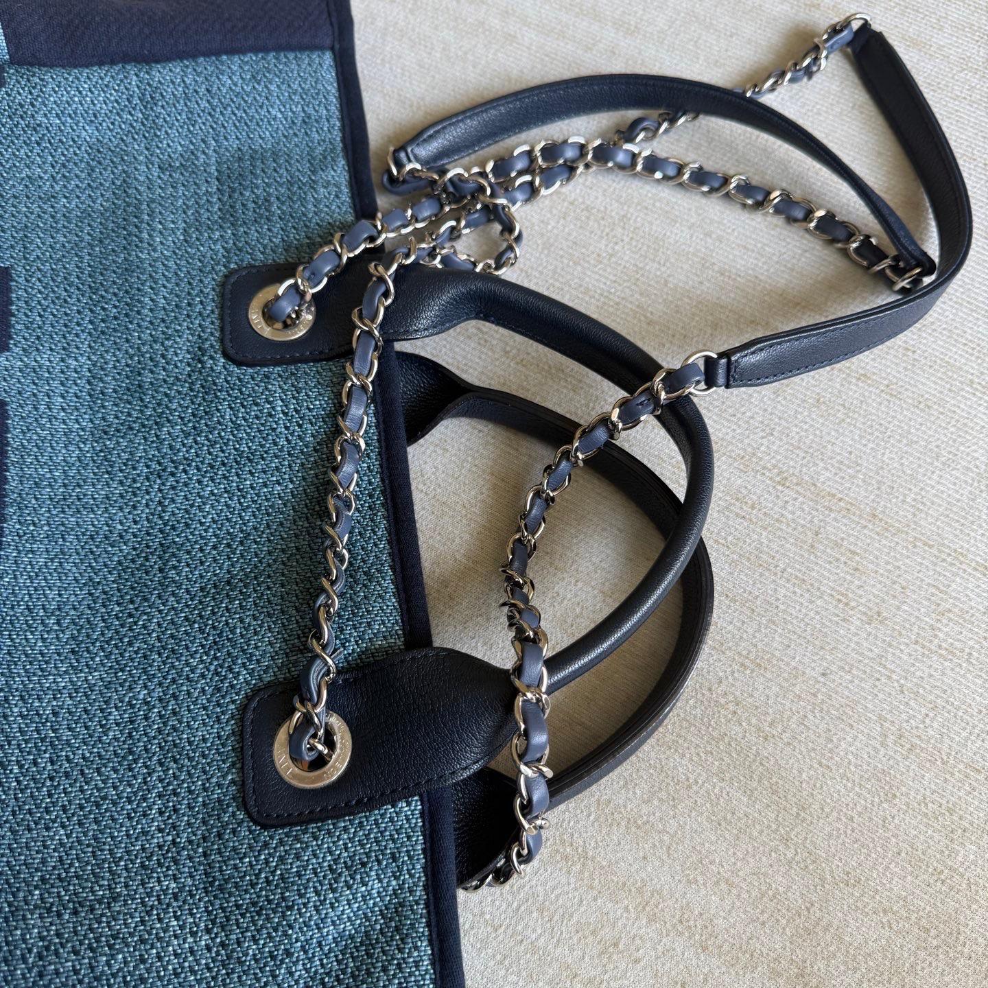 Chanel Deauville Tote Medium Navy Denim Top Handle en vente 6