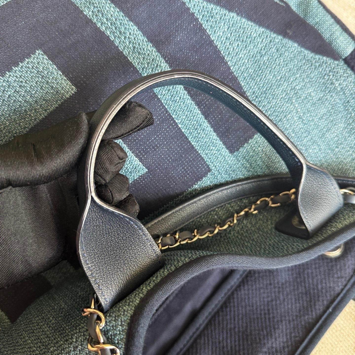 Chanel Deauville Tote Medium Navy Denim Top Handle en vente 7