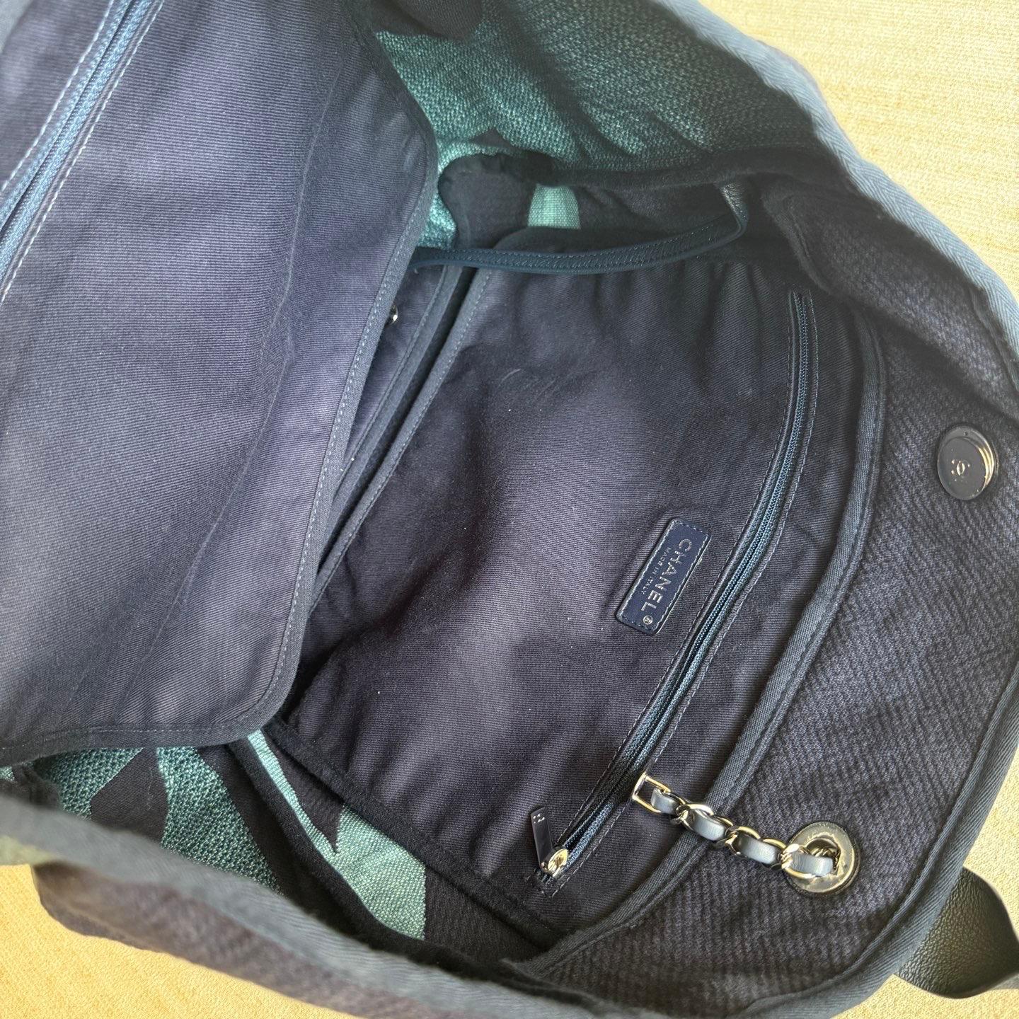 Chanel Deauville Tote Medium Navy Denim Top Handle en vente 9
