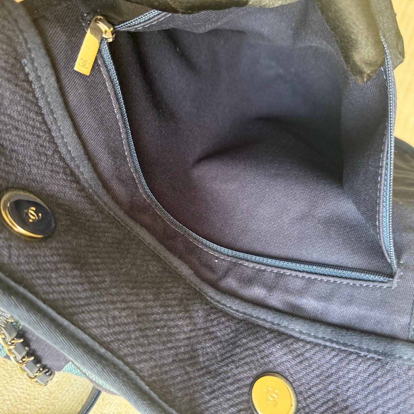 Chanel Deauville Tote Medium Navy Denim Top Handle en vente 10