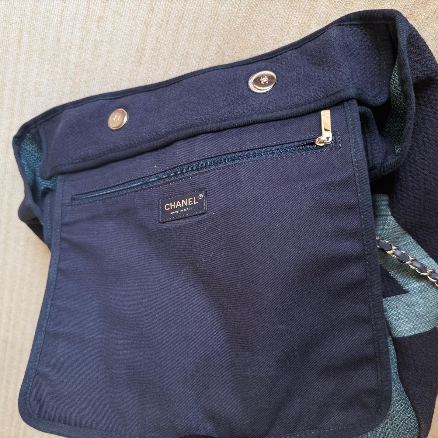 Chanel Deauville Tote Medium Navy Denim Top Handle en vente 13