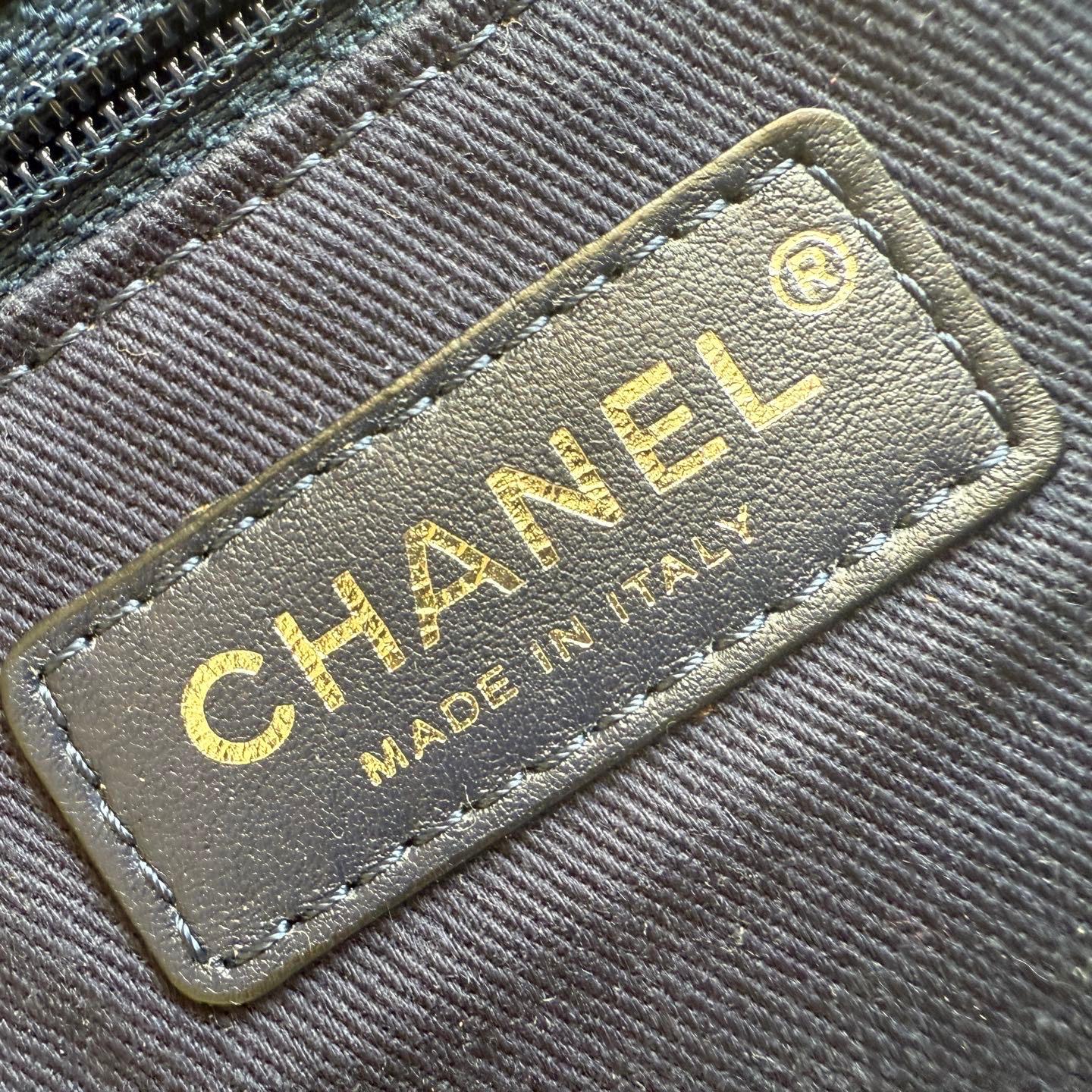 Chanel Deauville Tote Medium Navy Denim Top Handle en vente 14