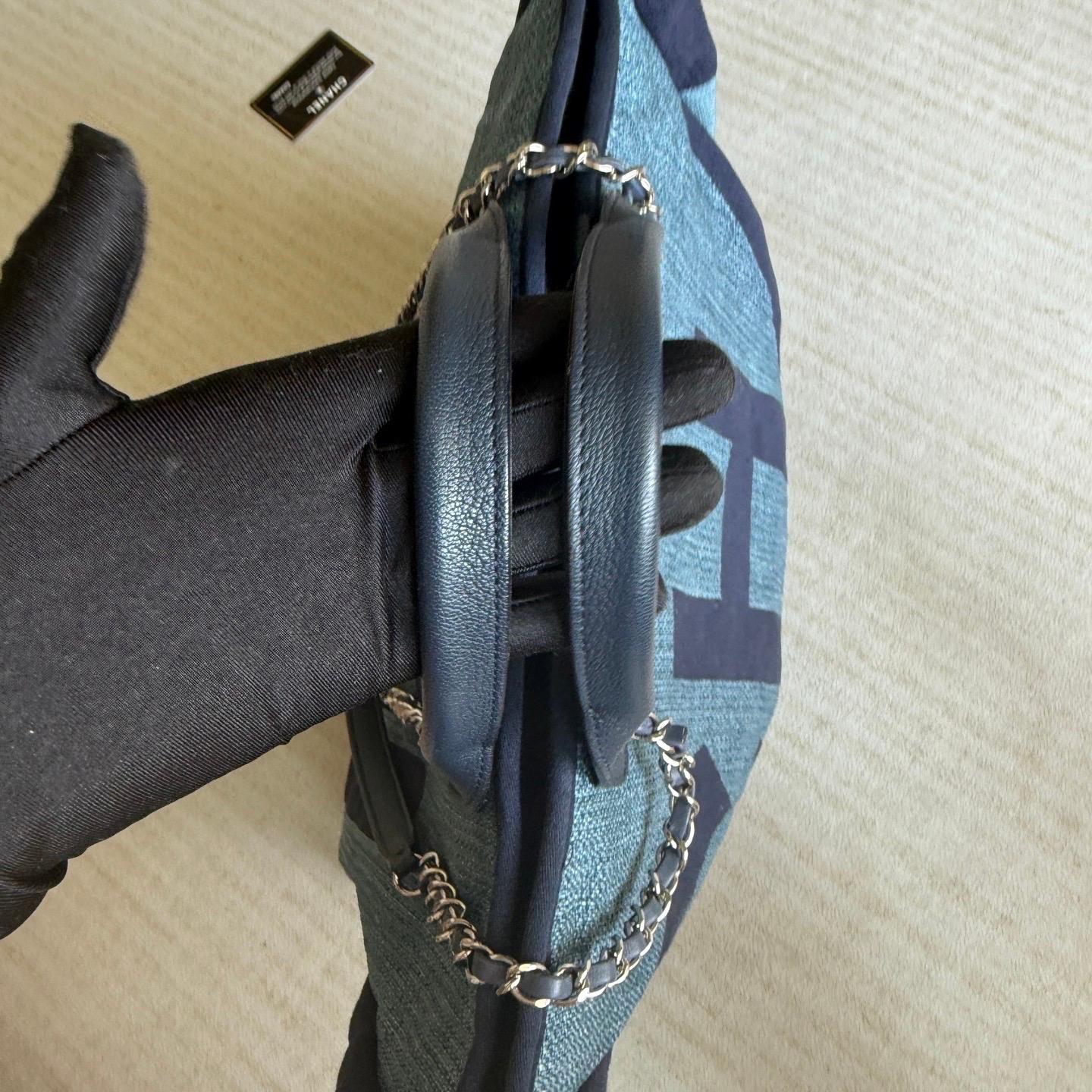 Chanel Deauville Tote Medium Navy Denim Top Handle Excellent état - En vente à AUBERVILLIERS, FR