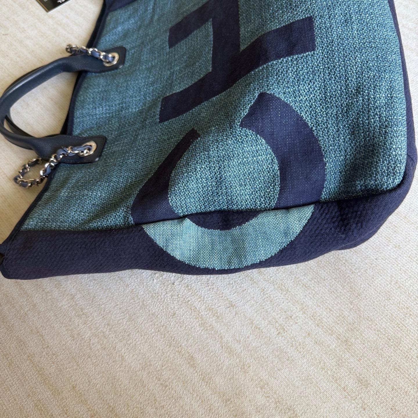 Chanel Deauville Tote Medium Navy Denim Top Handle Pour femmes en vente