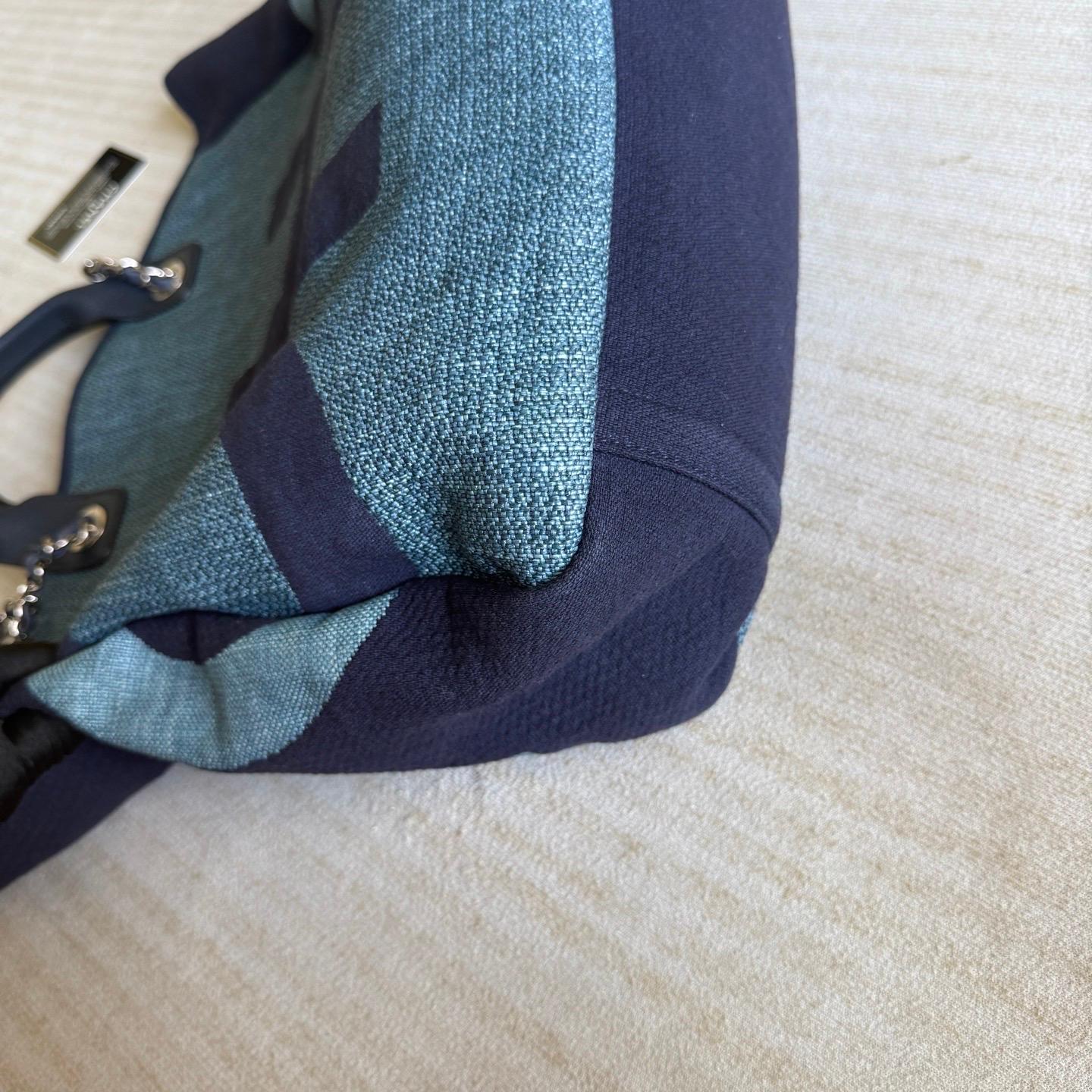 Chanel Deauville Tote Medium Navy Denim Top Handle en vente 1