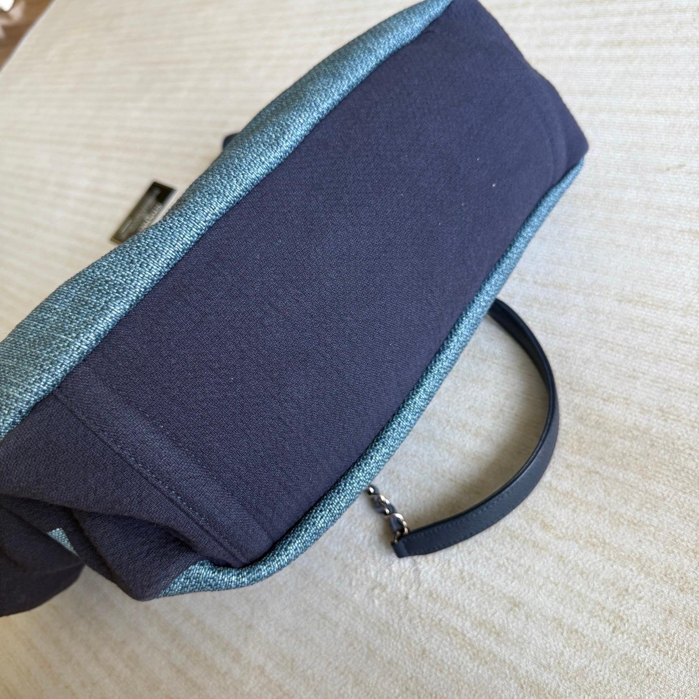 Chanel Deauville Tote Medium Navy Denim Top Handle en vente 2