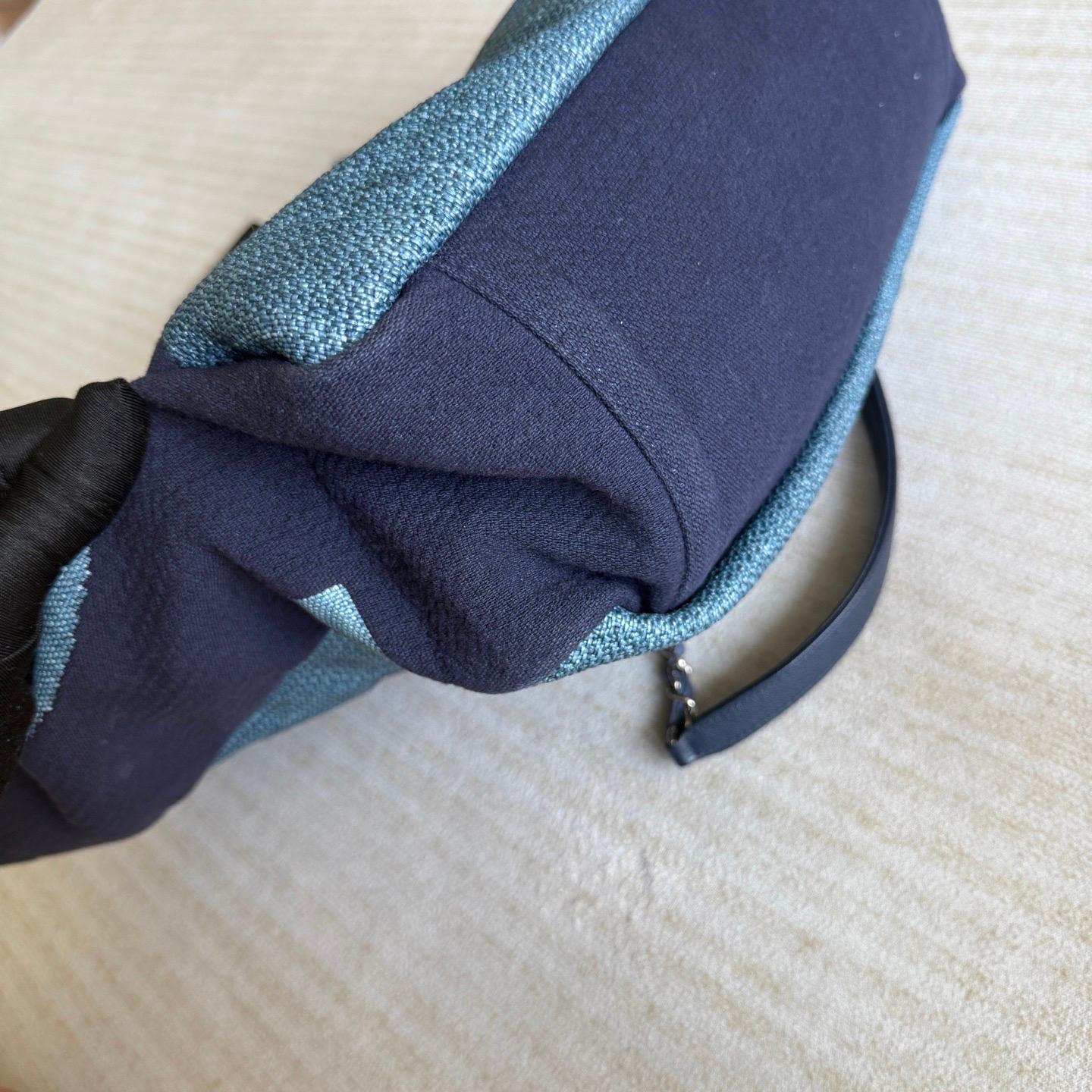 Chanel Deauville Tote Medium Navy Denim Top Handle en vente 3