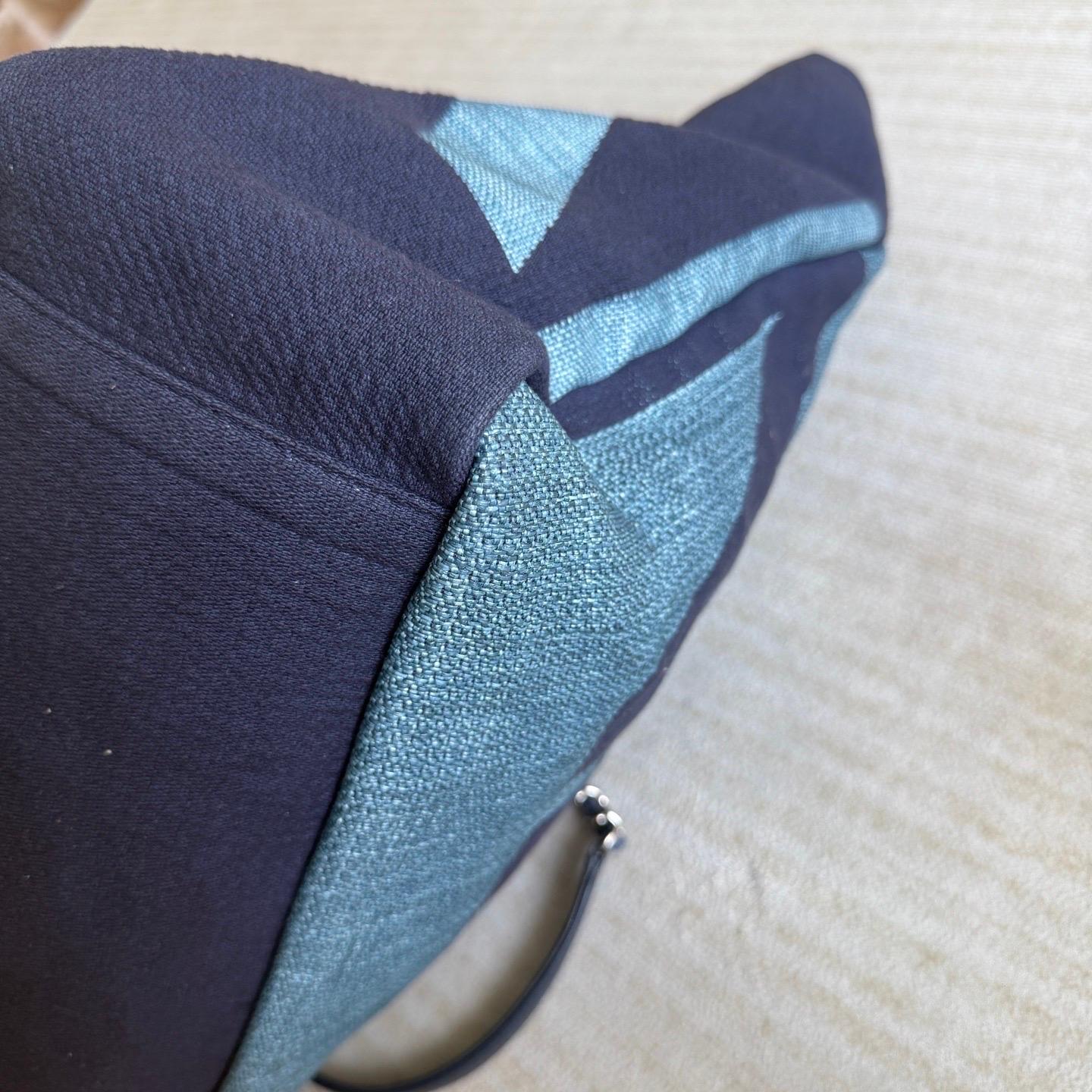 Chanel Deauville Tote Medium Navy Denim Top Handle en vente 4