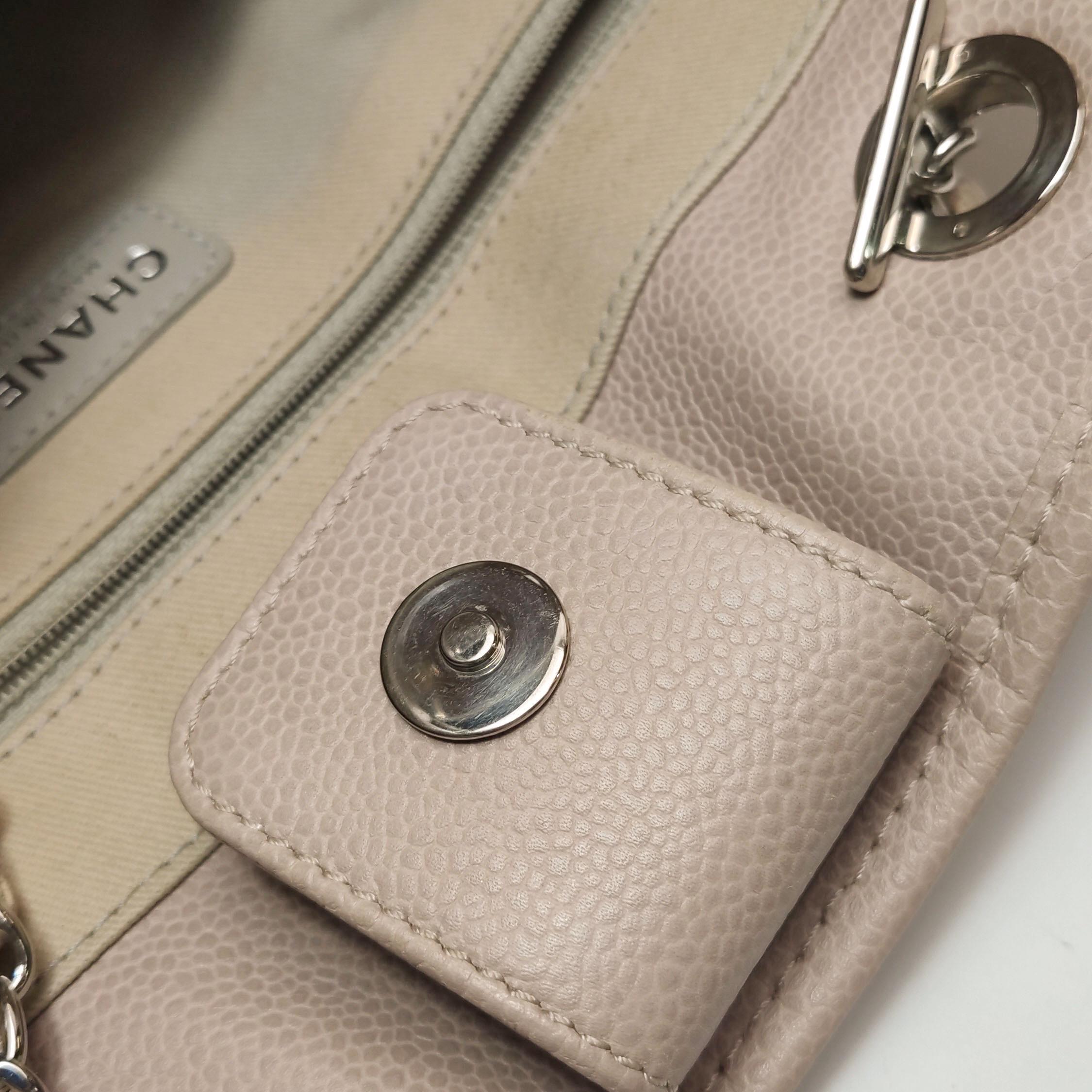 Chanel Deauville Tote Medium Pink Leather Leather Chain Straps en vente 11