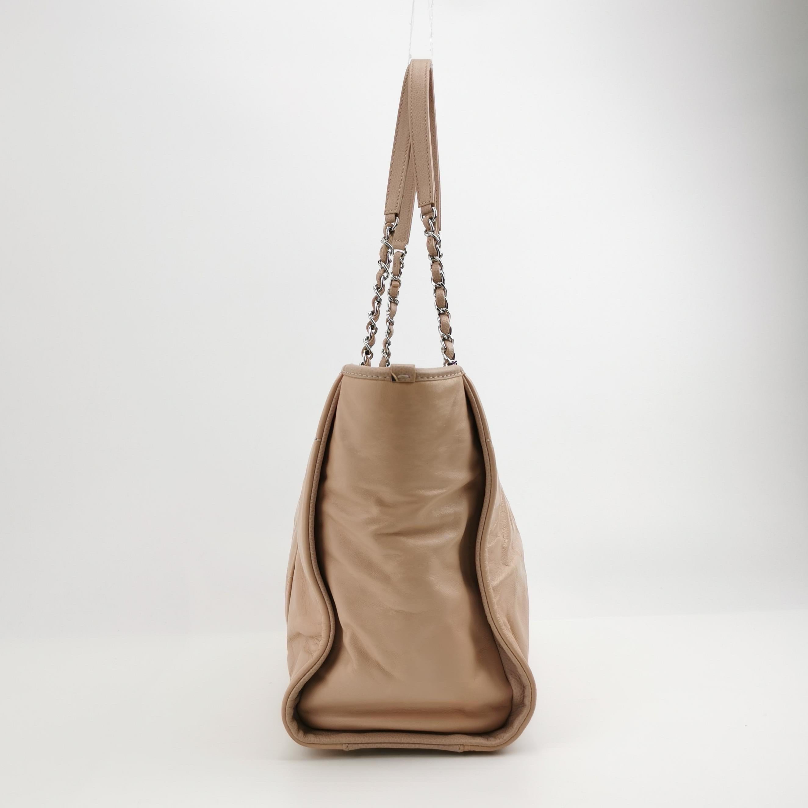 Chanel Deauville Tote Medium Pink Leather Leather Chain Straps Bon état - En vente à AUBERVILLIERS, FR