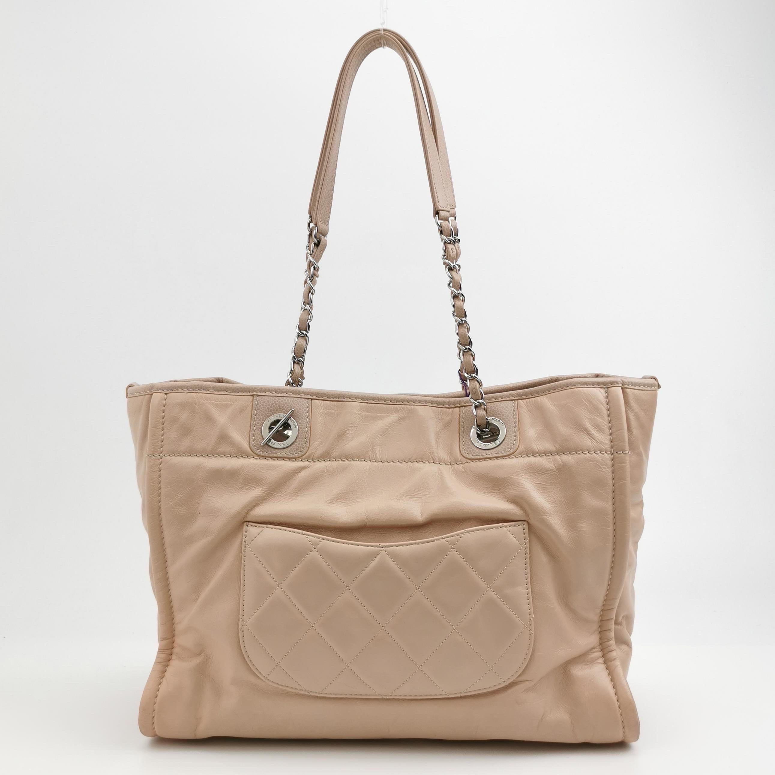 Chanel Deauville Tote Medium Pink Leather Leather Chain Straps Pour femmes en vente