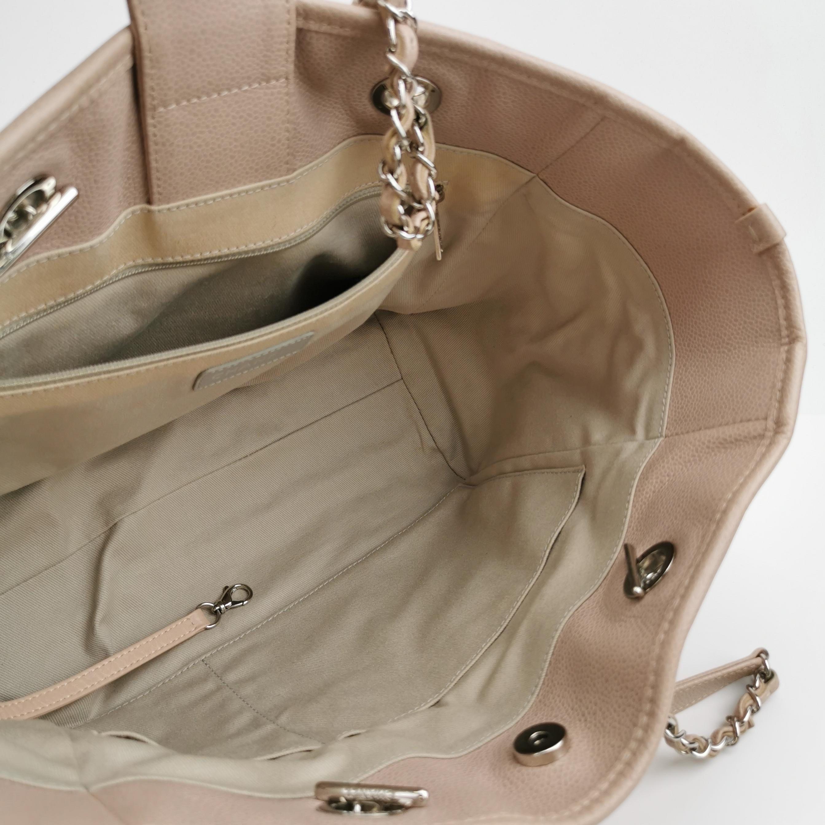 Chanel Deauville Tote Medium Pink Leather Leather Chain Straps en vente 2