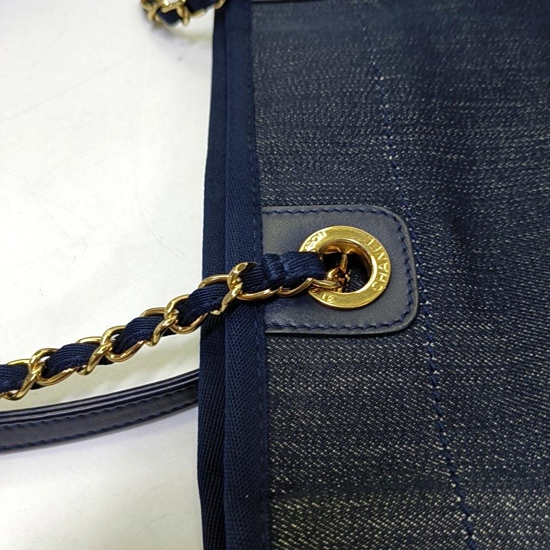 Chanel Deauville Tote Navy Denim Cloth Leather Chain Strap Gold Hardware Medium en vente 7