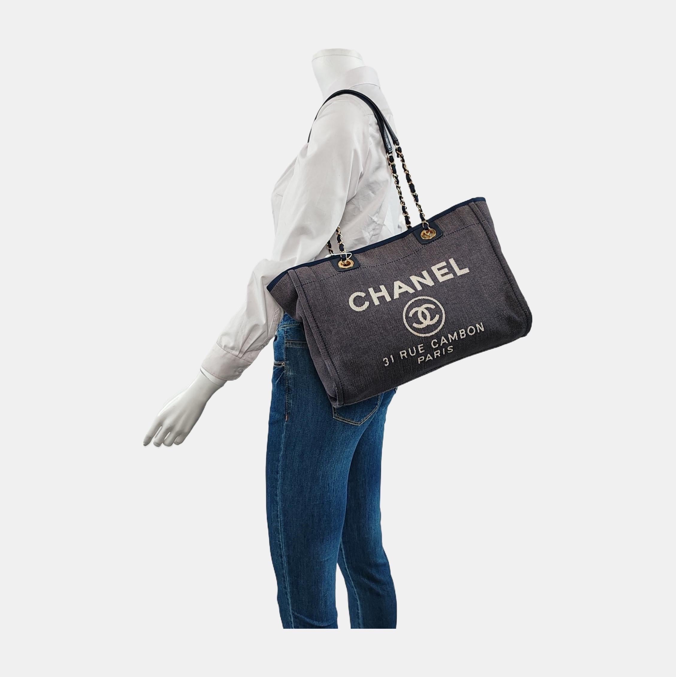Le sac fourre-tout Chanel Deauville est un accessoire élégant pour un usage quotidien. Fabriqué en denim durable, ce fourre-tout est parfait pour être porté toute la saison. Malgré des signes d'utilisation, ce sac est en très bon état. Affichez