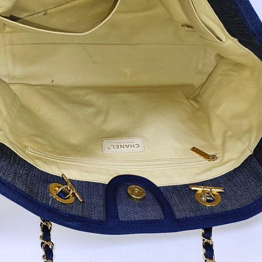 Chanel Deauville Tote Navy Denim Cloth Leather Chain Strap Gold Hardware Medium en vente 1