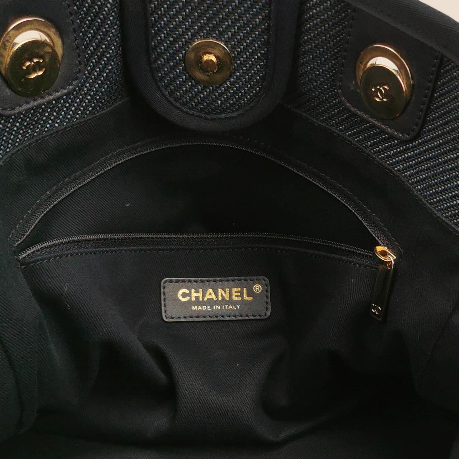 Chanel Deauville Tote Tela Vaquera Azul Marino Correa Cadena Piel Pequeño 34cm en venta 8