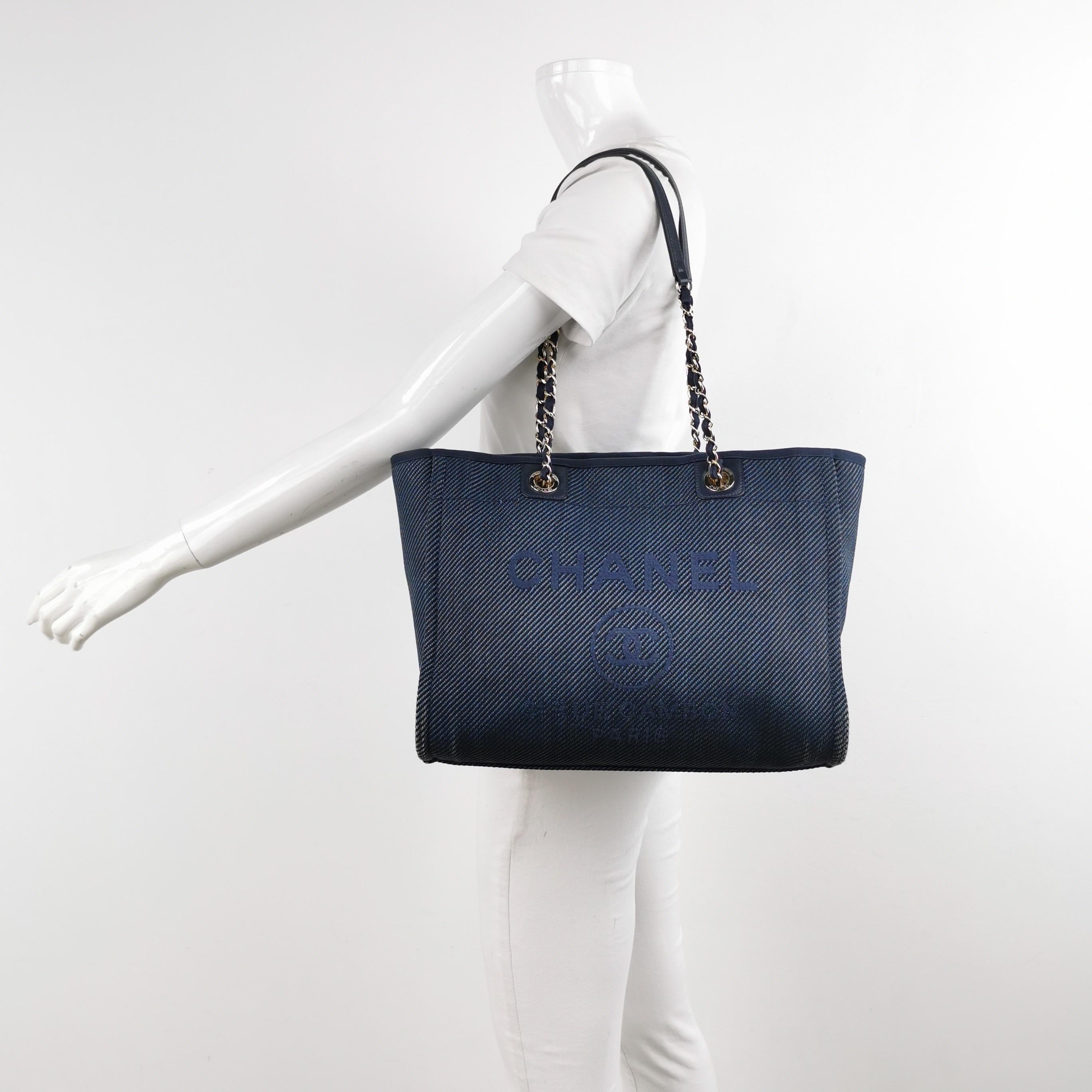 El bolso Tote Chanel Deauville es un accesorio elegante para el día a día. Fabricado en tejido vaquero resistente, este bolso es perfecto para llevarlo en cualquier estación. A pesar de los signos de uso, esta bolsa está en muy buen estado. Muestra