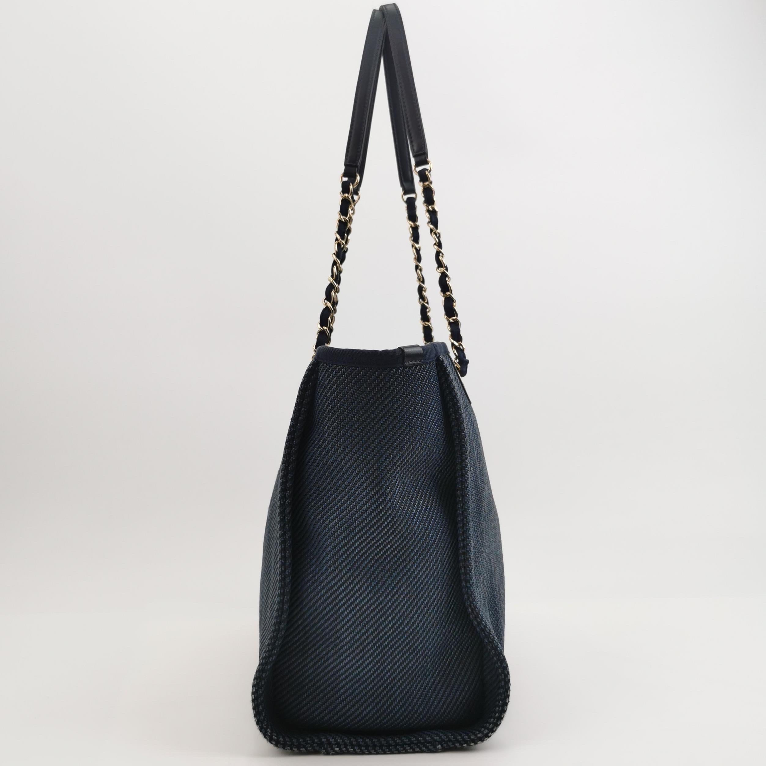 Chanel Deauville Tote Tela Vaquera Azul Marino Correa Cadena Piel Pequeño 34cm Negro en venta