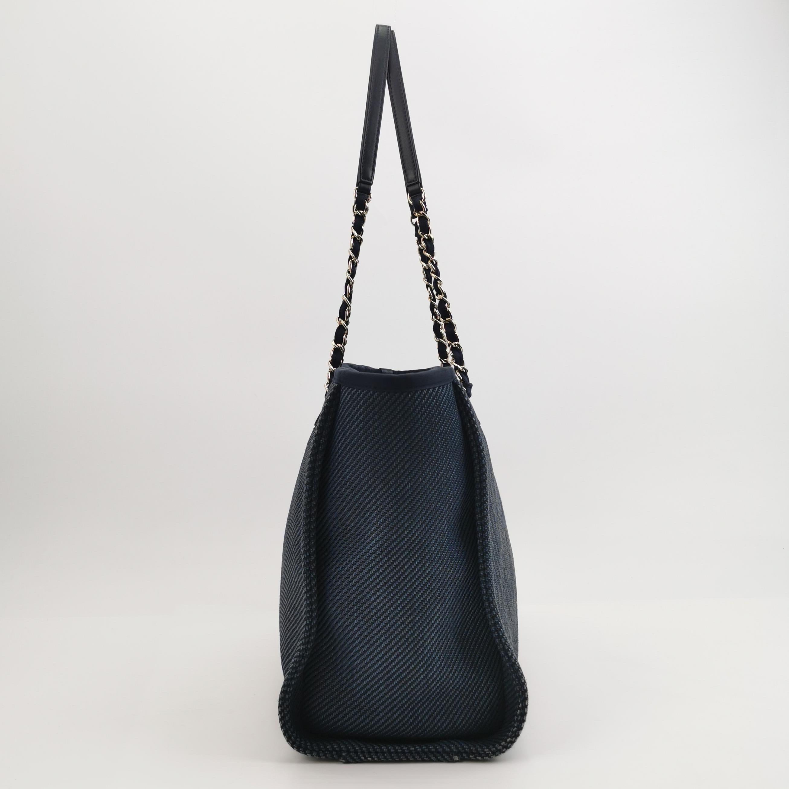 Chanel Deauville Tote Tela Vaquera Azul Marino Correa Cadena Piel Pequeño 34cm en Bueno estado para la venta en AUBERVILLIERS, FR