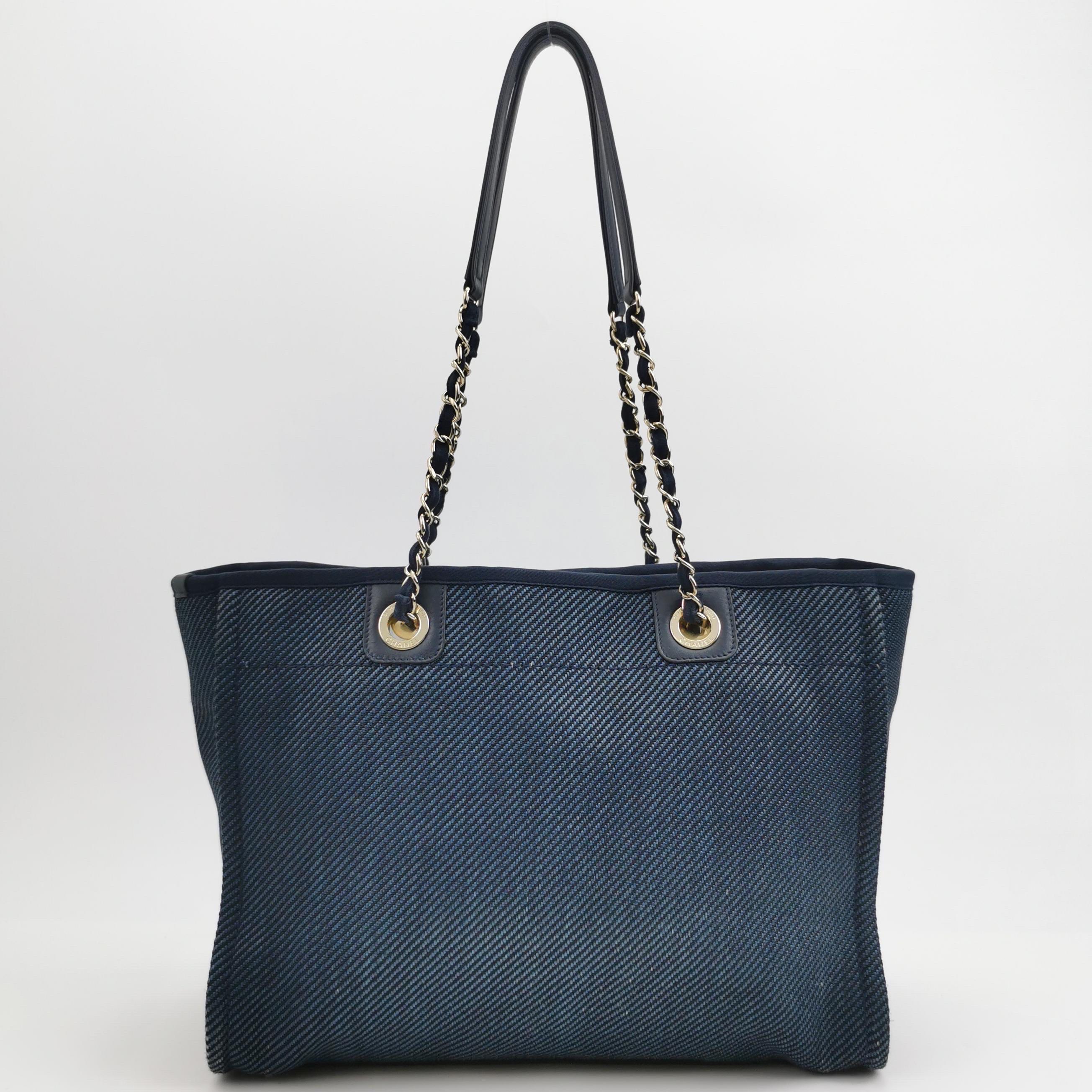 De las mujeres Chanel Deauville Tote Tela Vaquera Azul Marino Correa Cadena Piel Pequeño 34cm en venta