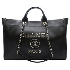 Chanel „Deauville“ XL Schwarze Tasche mit Nieten Chanel „Deauville“ XL Schwarze Tasche mit Nieten