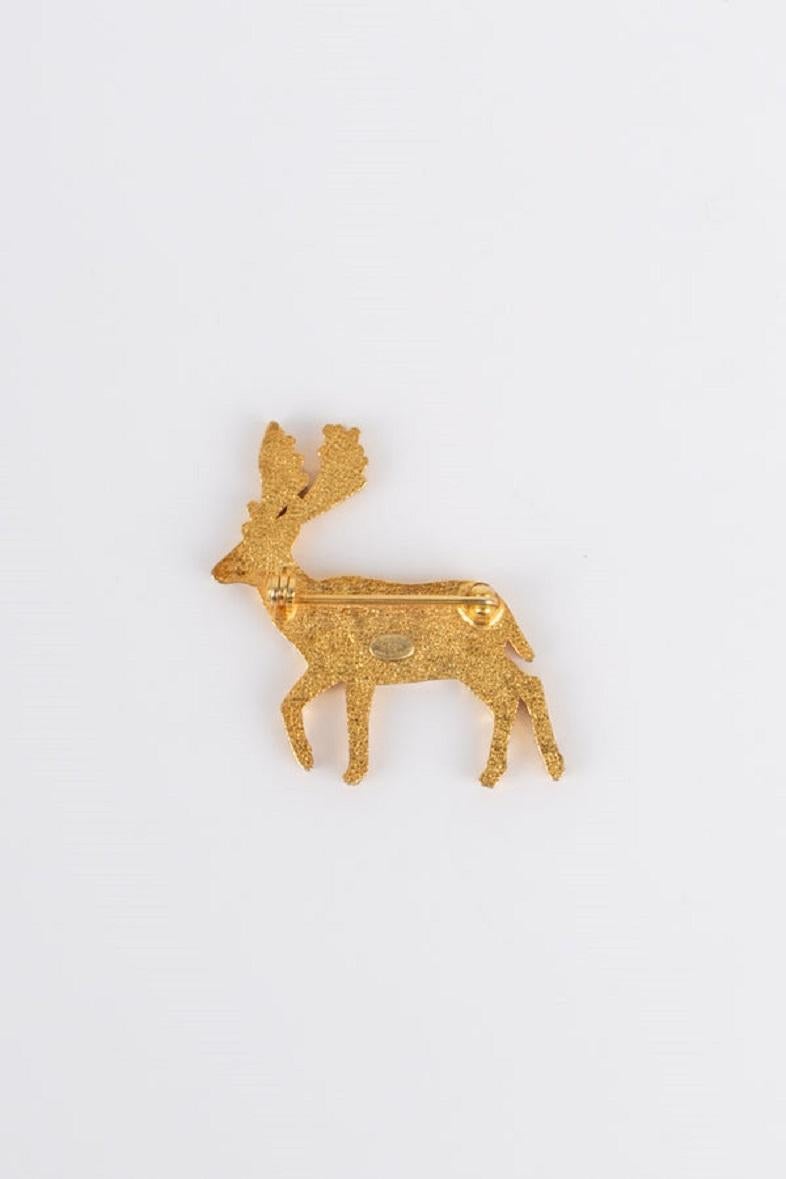 Chanel Deer Brooch in Gold Metal and Swarovski Strass, 2001 In Excellent Condition For Sale In SAINT-OUEN-SUR-SEINE, FR