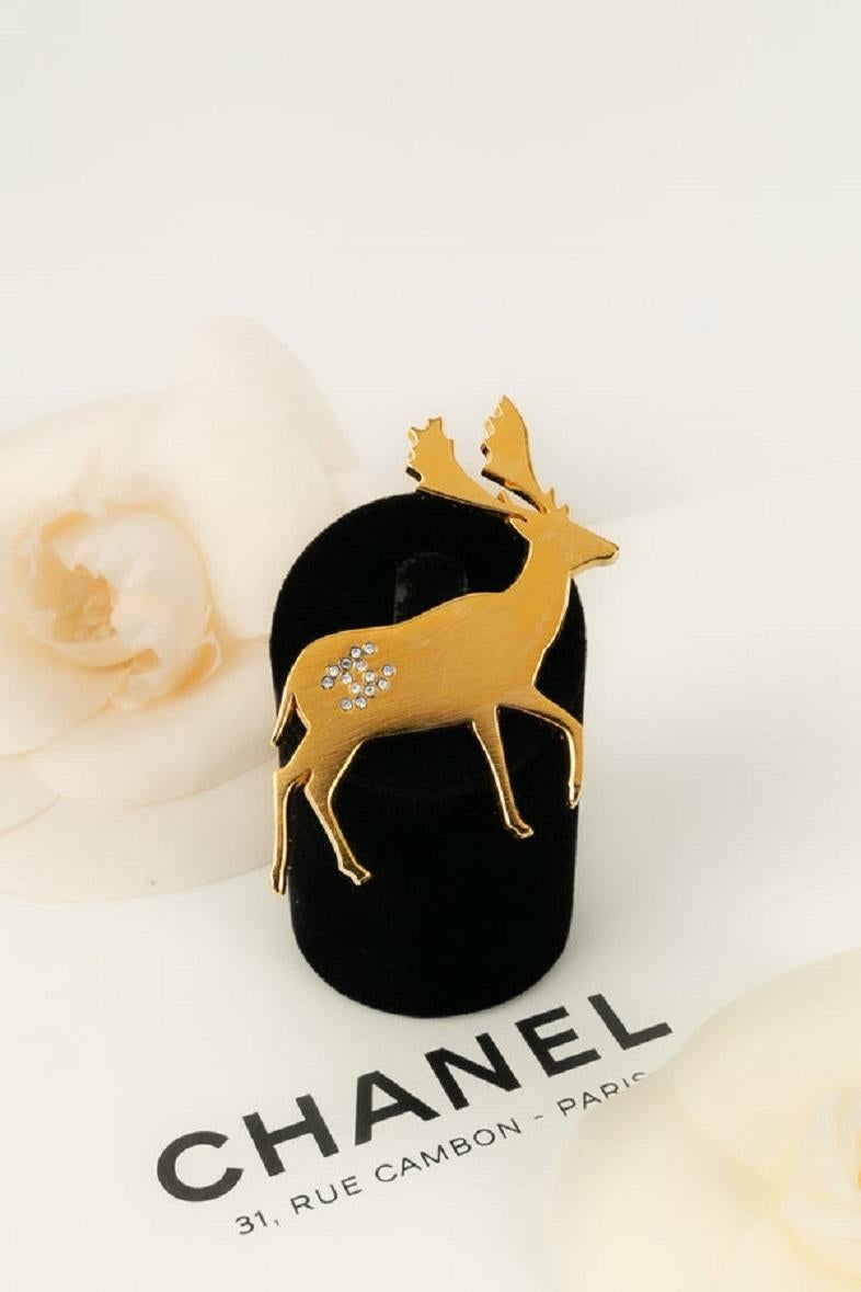 Chanel Deer Brooch in Gold Metal & Swarovski Strass, 2001 For Sale 2