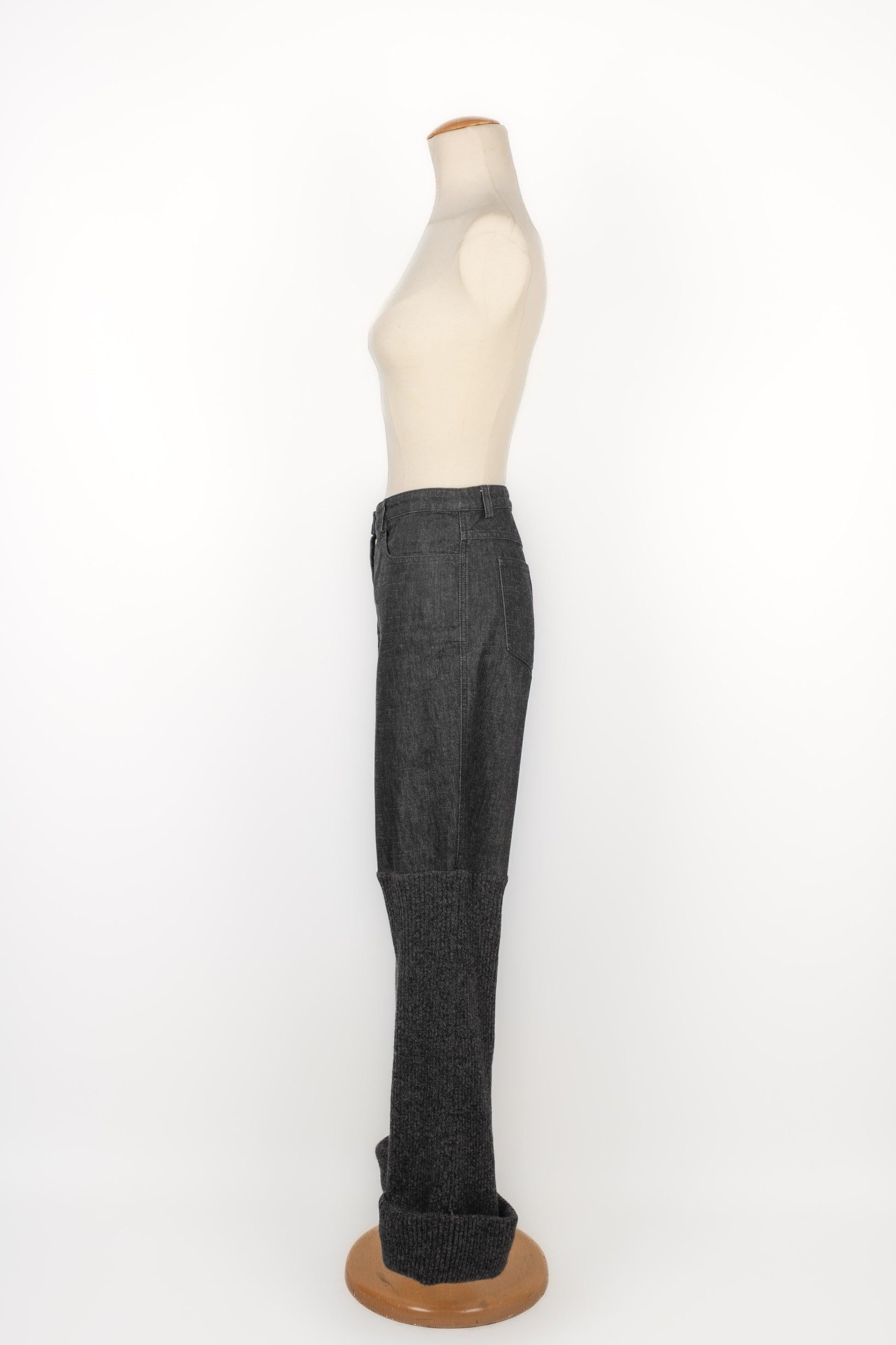 Chanel - (Made in France) Black cotton denim trousers. Size 42FR. 2003 Fall-Winter Collection.

Additional information:
Condition: Very good condition
Dimensions: Size: 39 cm - Length: 98 cm
Period: 21st Century

Seller Reference: FJ2